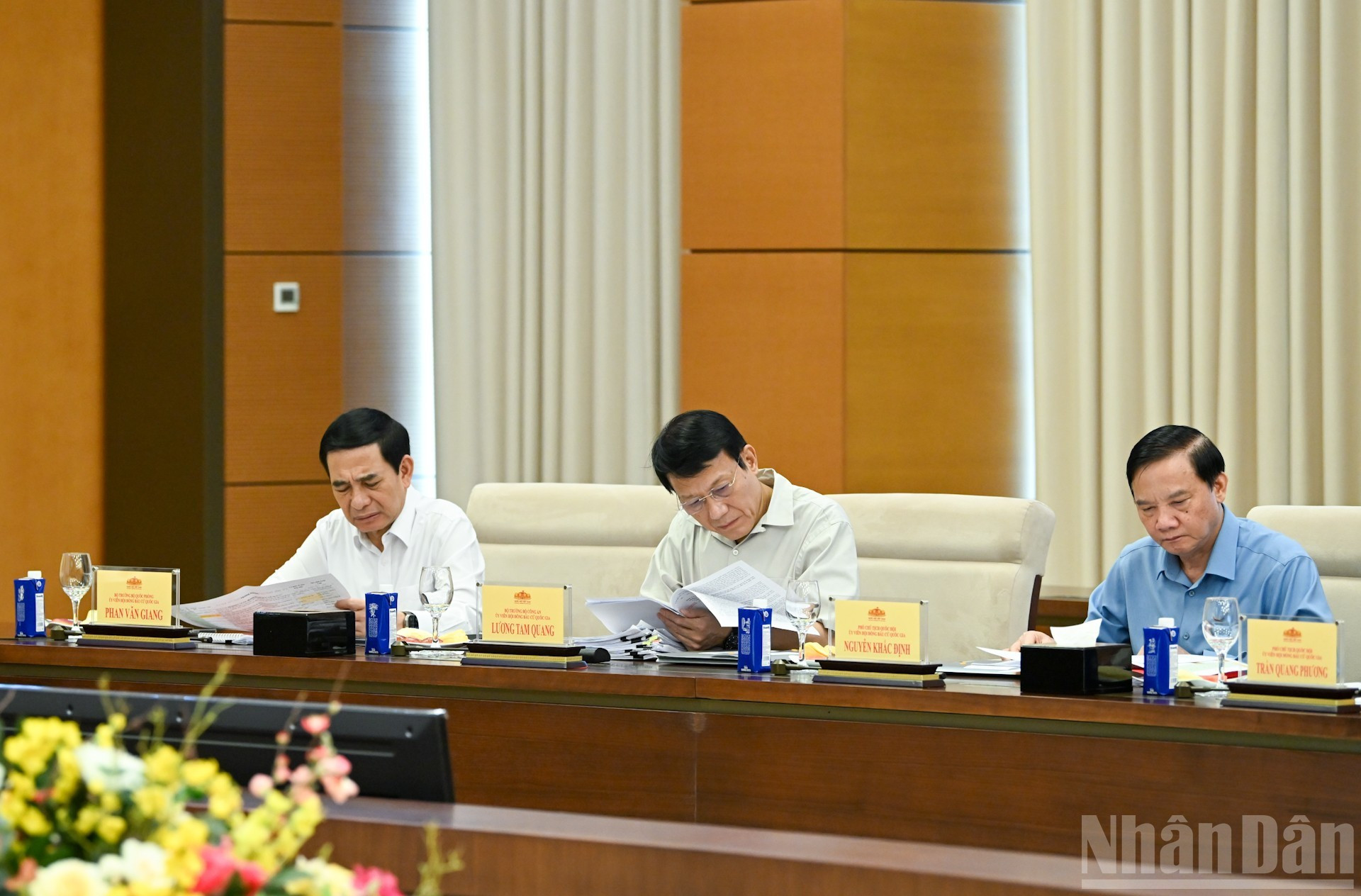 Miembros del Consejo Nacional Electoral asisten al evento.