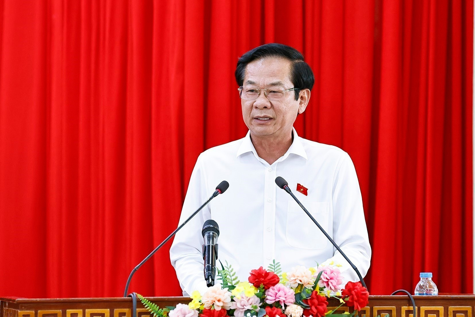 Do Thanh Binh, miembro del Comité Central del Partido y secretario del Comité del Partido en Can Tho, interviene en el acto.