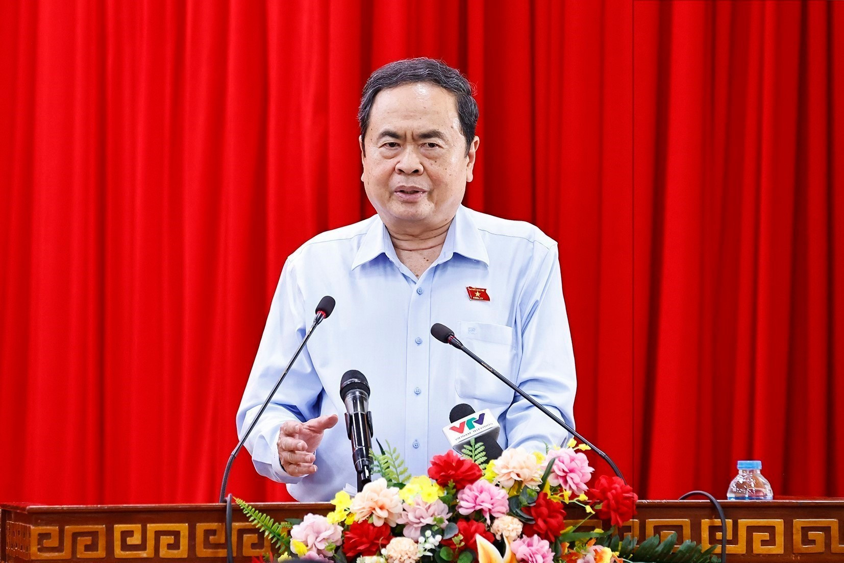 Thanh Man habla en la cita.