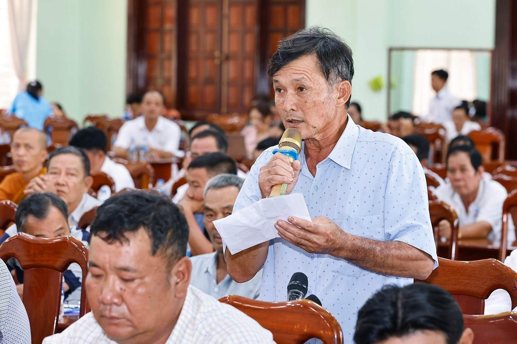 El votante Kha Van Tui expresa su opinión.