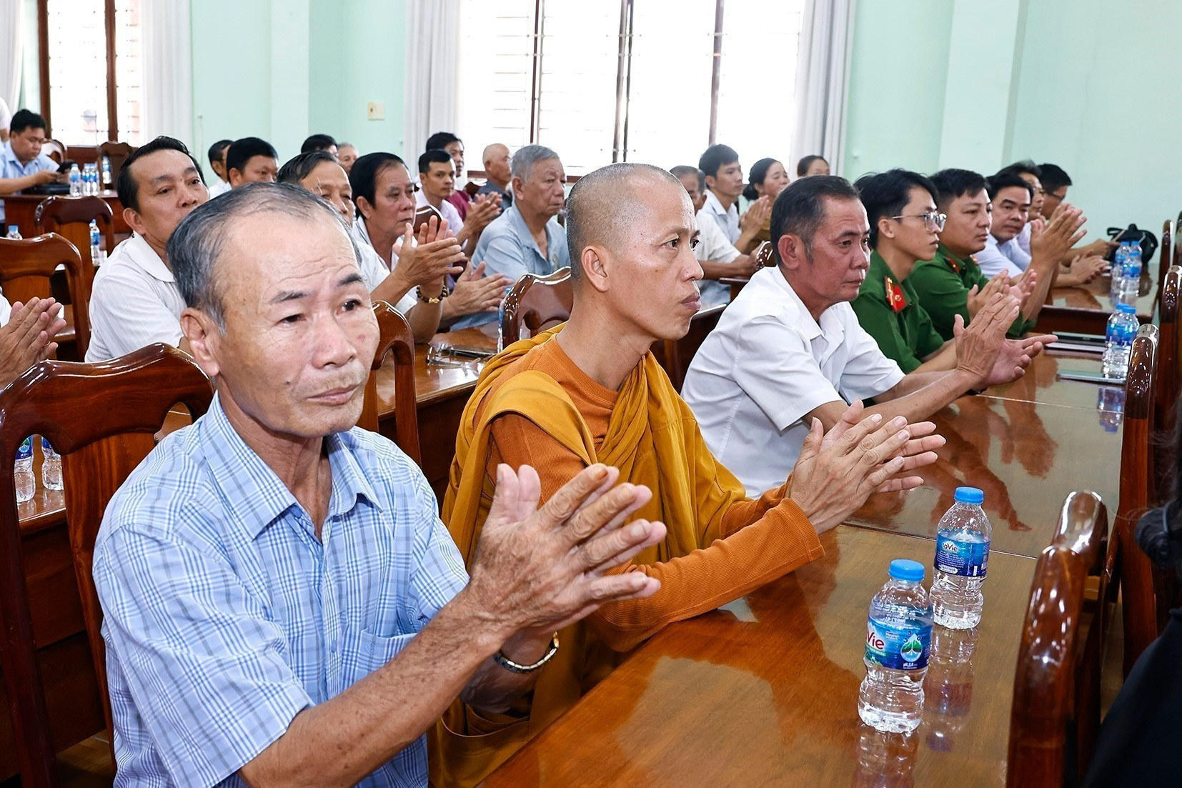 Votantes de Vi Thuy asisten a la cita.