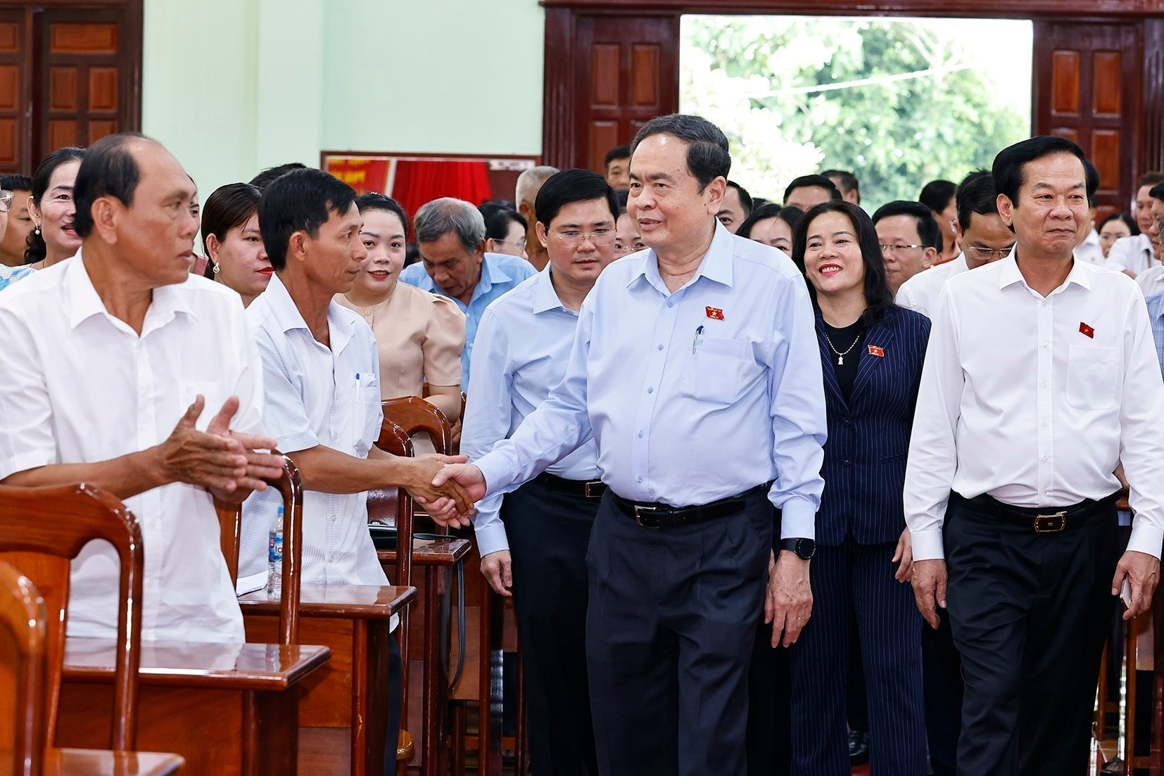 El presidente de la Asamblea Nacional, Tran Thanh Man, con los votantes en Vi Xuyen.