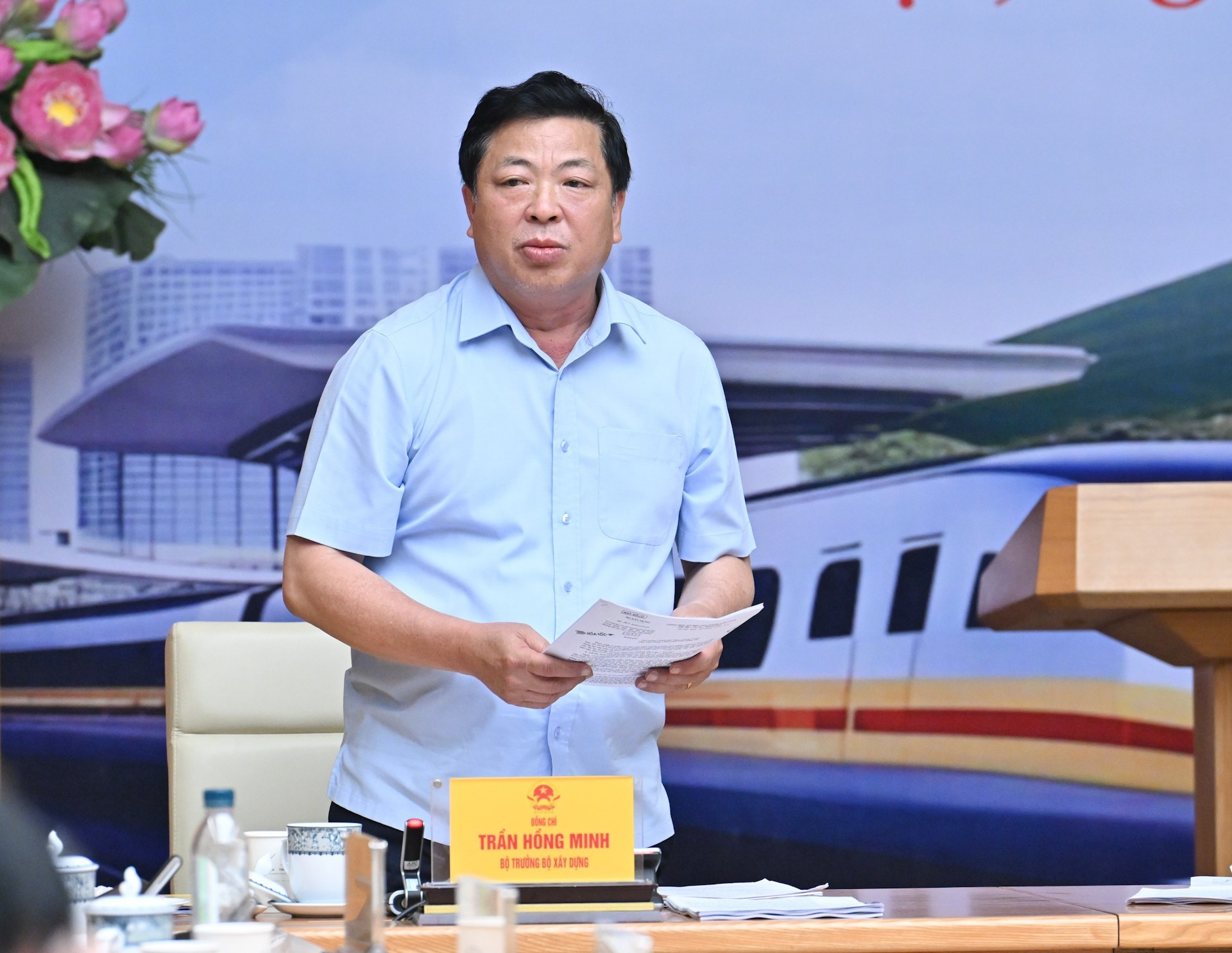 El ministro de Construcción, Tran Hong Minh, informa sobre la implementación de los proyectos.