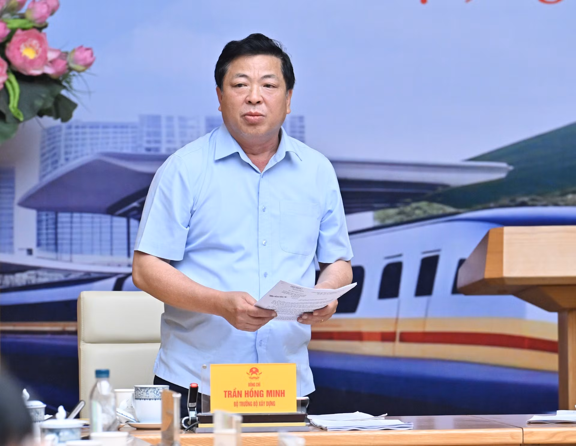 El ministro de Construcción, Tran Hong Minh, informa sobre la implementación de los proyectos.