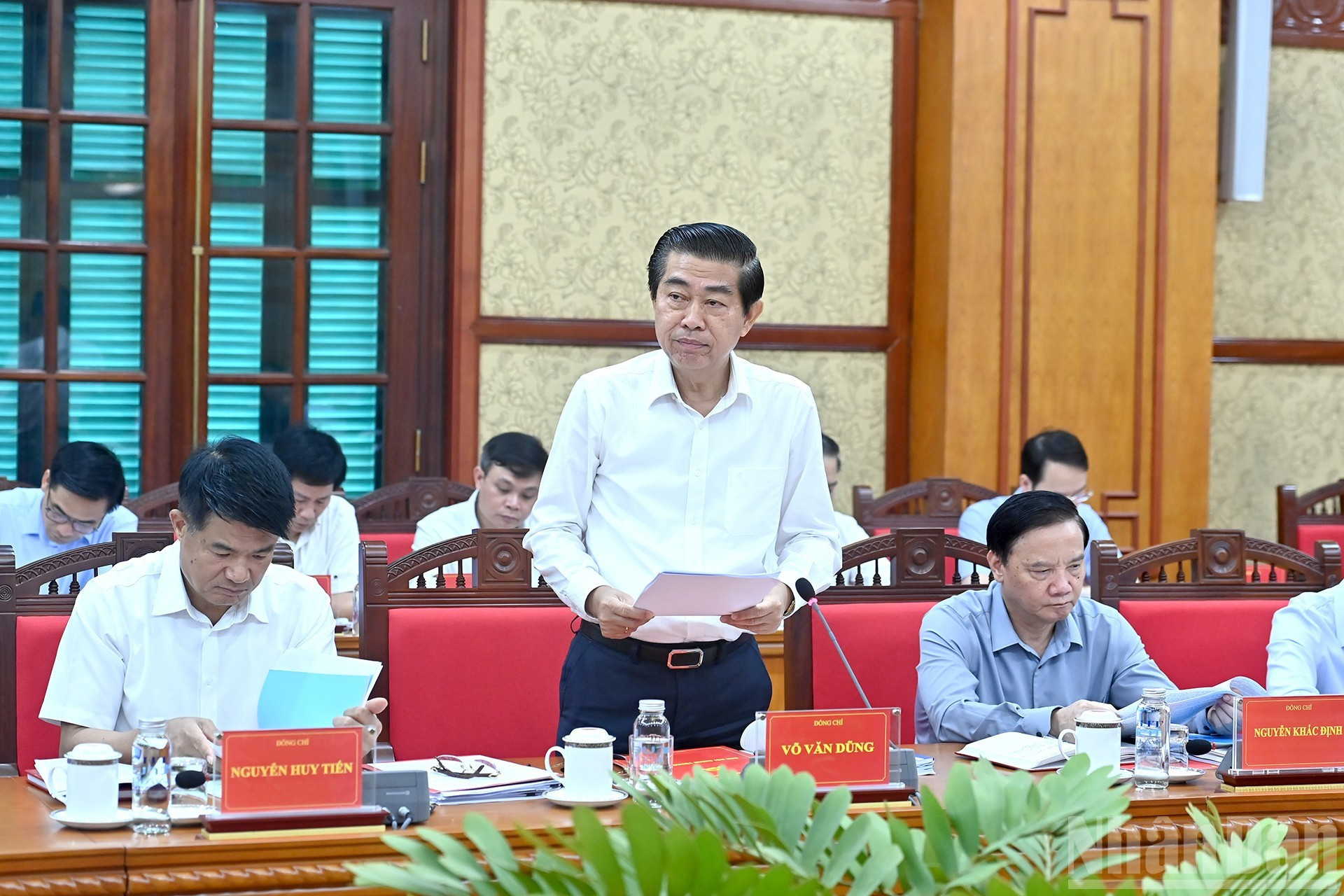 Vo Van Dung, miembro del Comité Central del PCV, vicejefe de su Comisión de Asuntos Internos, presenta un informe en la cita.