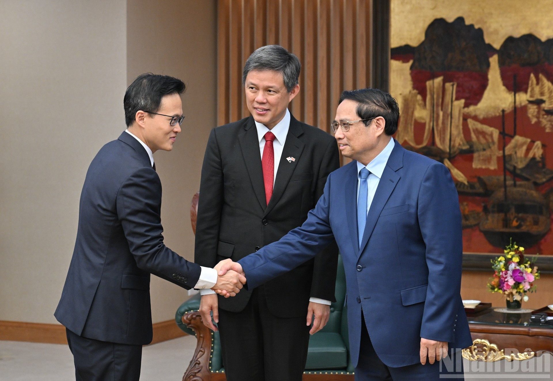 El primer ministro de Vietnam, Pham Minh Chinh, da la bienvenda a la delegción del PAP.