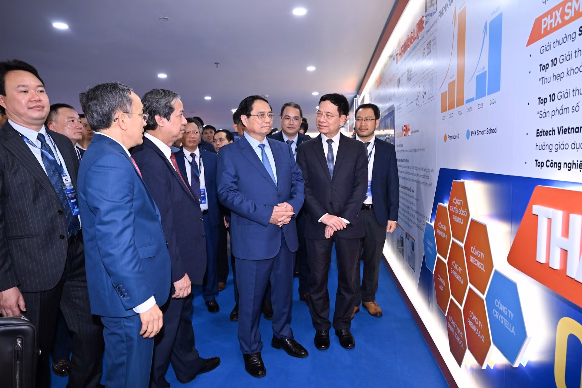 Minh Chinh visita la exposición de logros de la Universidad Phenikaa.