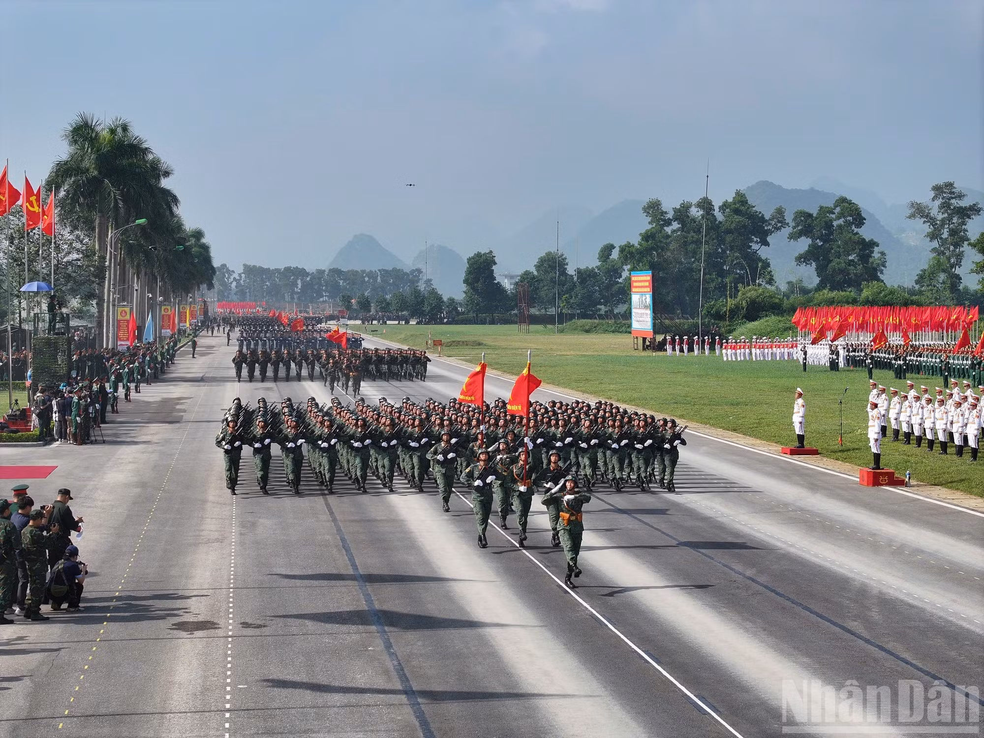 La primera parte consiste en los actos ceremoniales y protocolares solemnes del Partido y del Estado, organizados bajo la responsabilidad del Ministerio de Defensa.