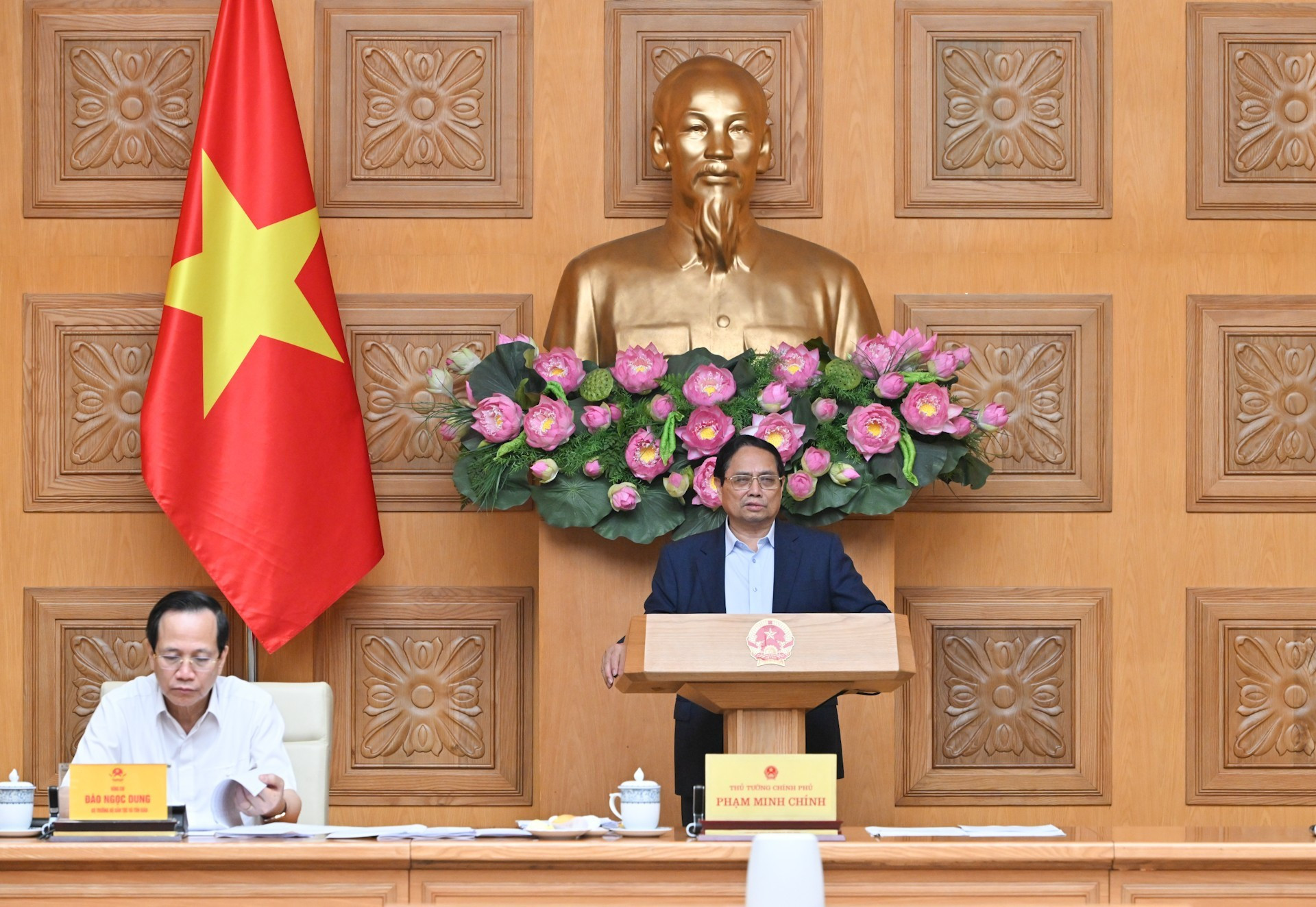 [Foto] Premier vietnamita preside la sexta reunión del Comité Directivo Central para eliminar las viviendas temporales y en mal estado 