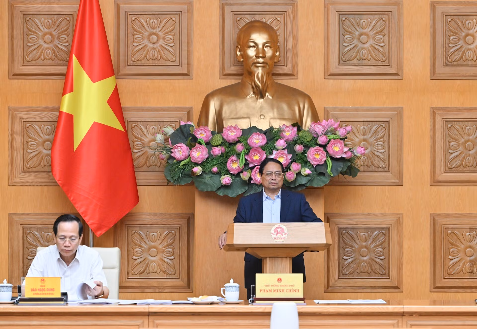 [Foto] Premier vietnamita preside la sexta reunión del Comité Directivo Central para eliminar las viviendas temporales y en mal estado 