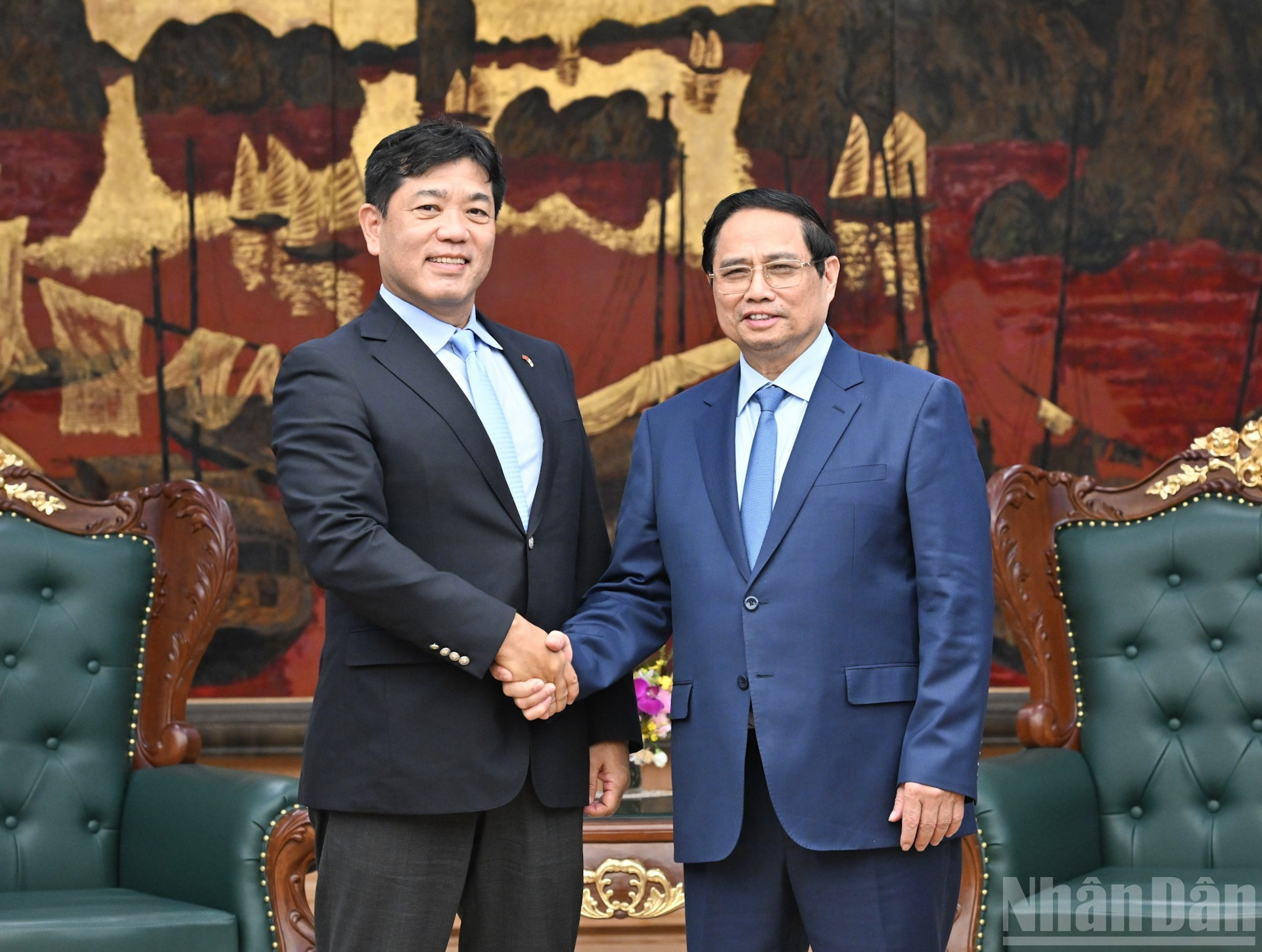 El primer ministro Pham Minh Chinh y el director ejecutivo encargado de Desarrollo Urbano Diversificado del Grupo Sumitomo de, Yukihito Honda.