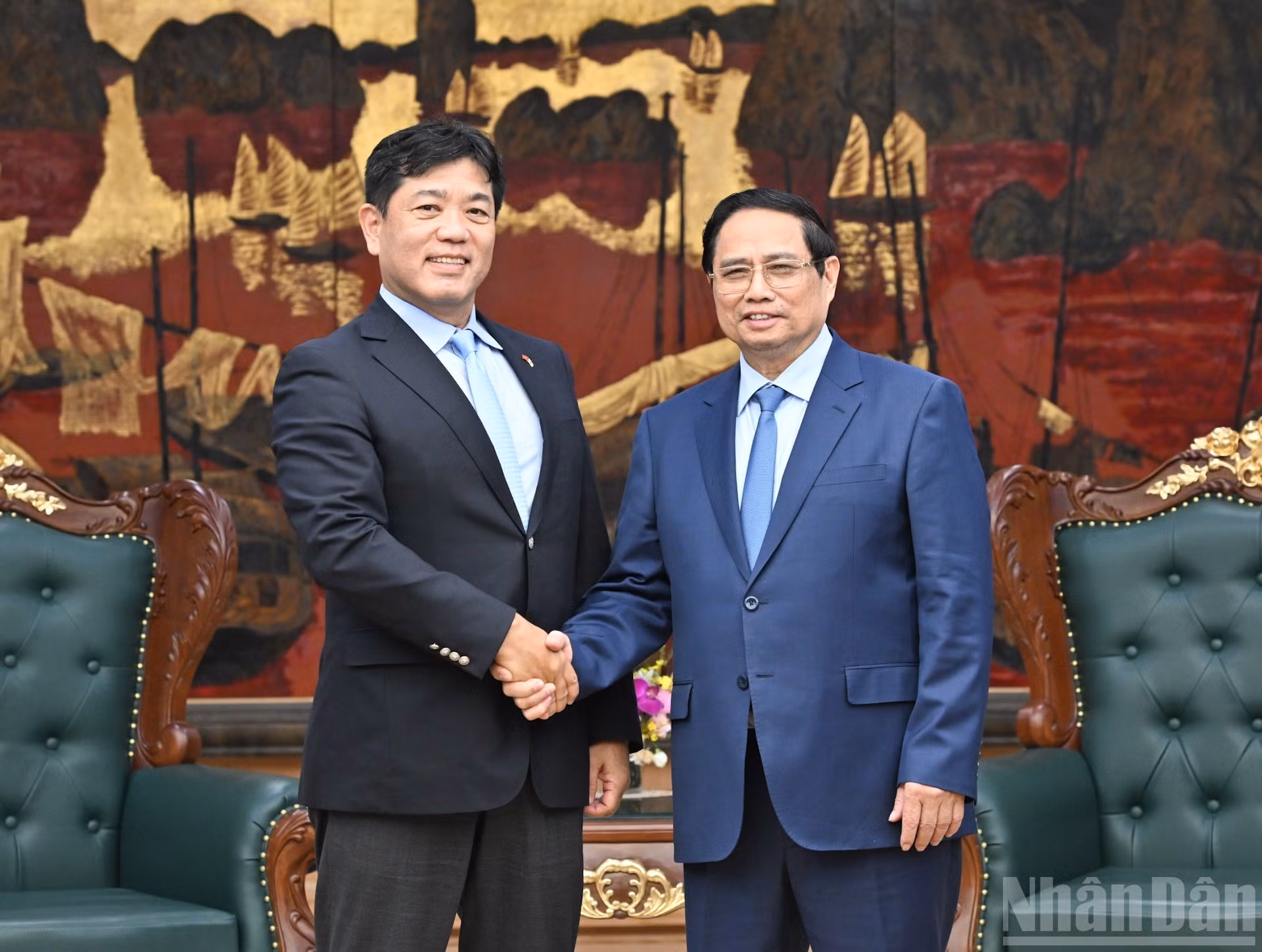 El primer ministro Pham Minh Chinh y el director ejecutivo encargado de Desarrollo Urbano Diversificado del Grupo Sumitomo de, Yukihito Honda.
