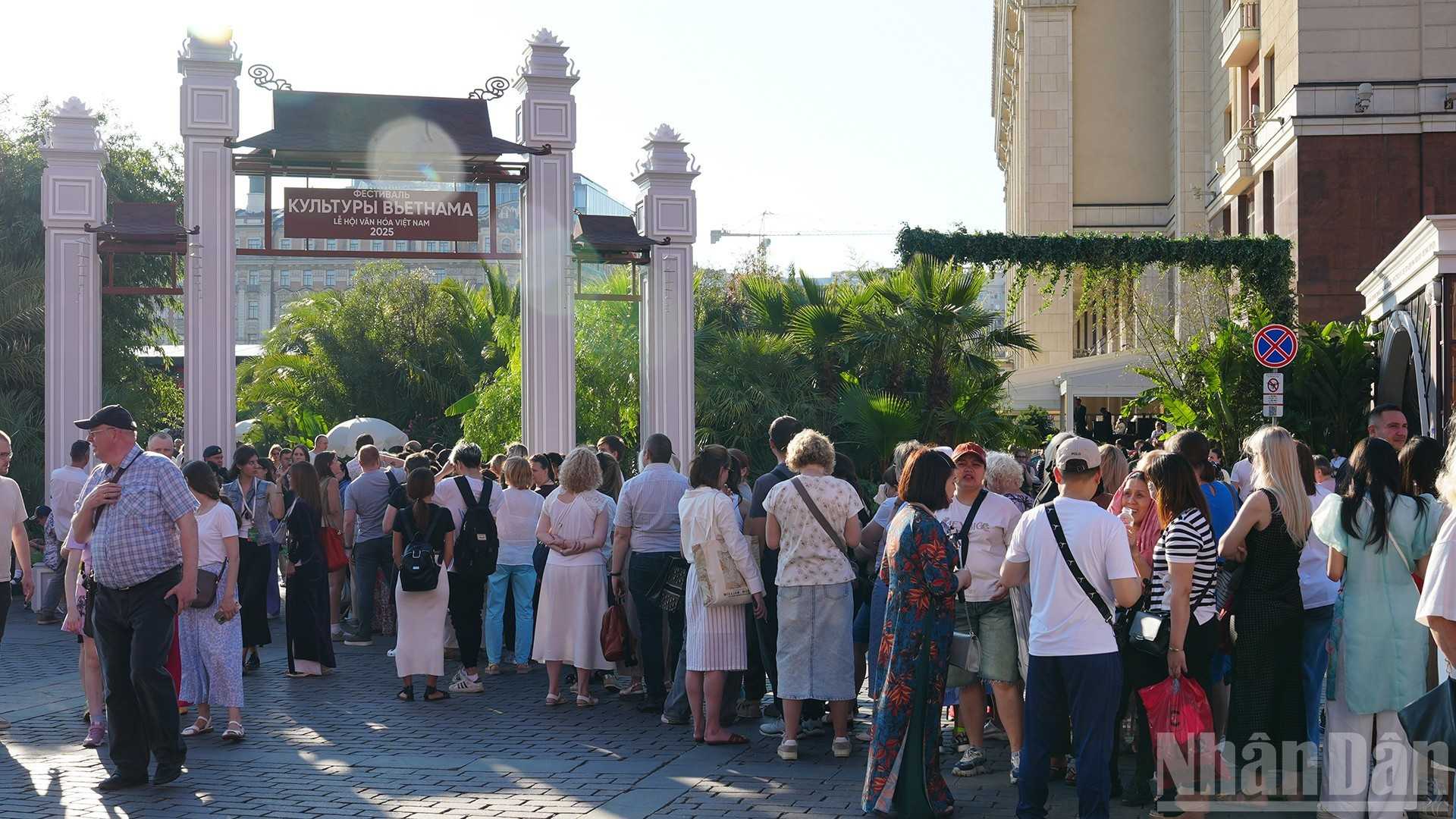 En el día inaugural, el festival recibe un gran número de visitantes.