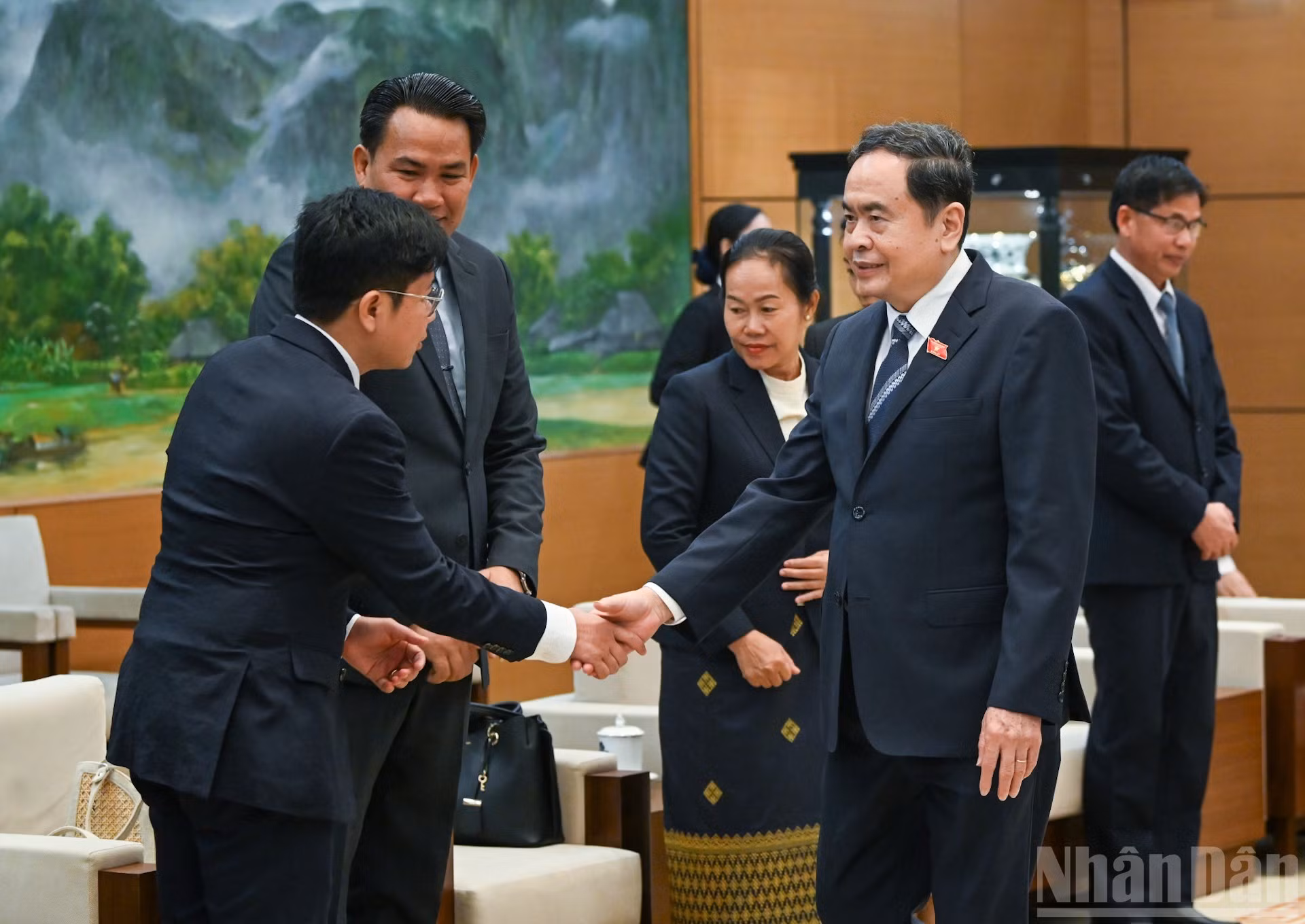 El presidente de la Asamblea Nacional de Vietnam, Tran Thanh Man, da la bienvenida a la delegación laosiana.