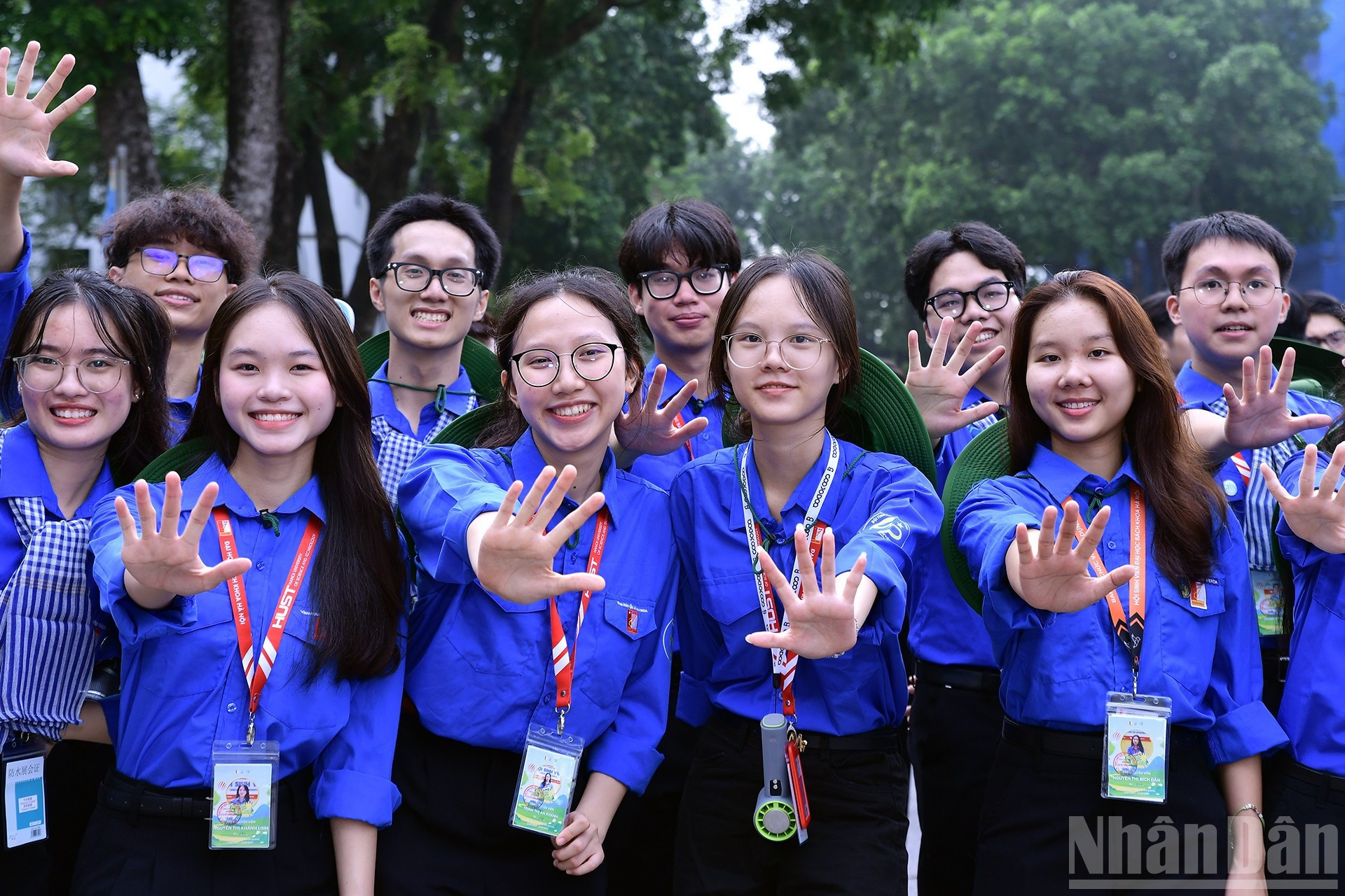 [Foto] Estudiantes voluntarios de Hanói apoyan el funcionamiento del modelo de gobierno local de dos niveles