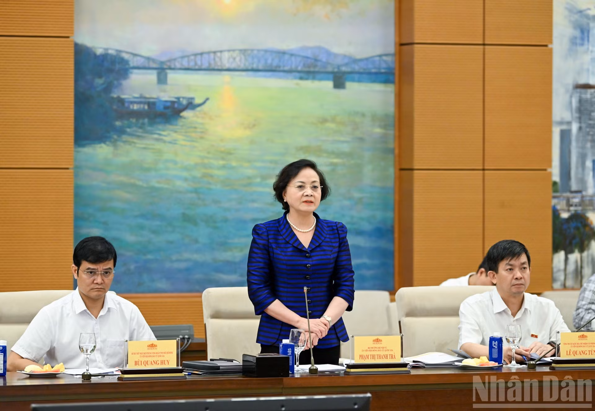 La ministra del Interior, Pham Thi Thanh Tra, habla en la reunión.