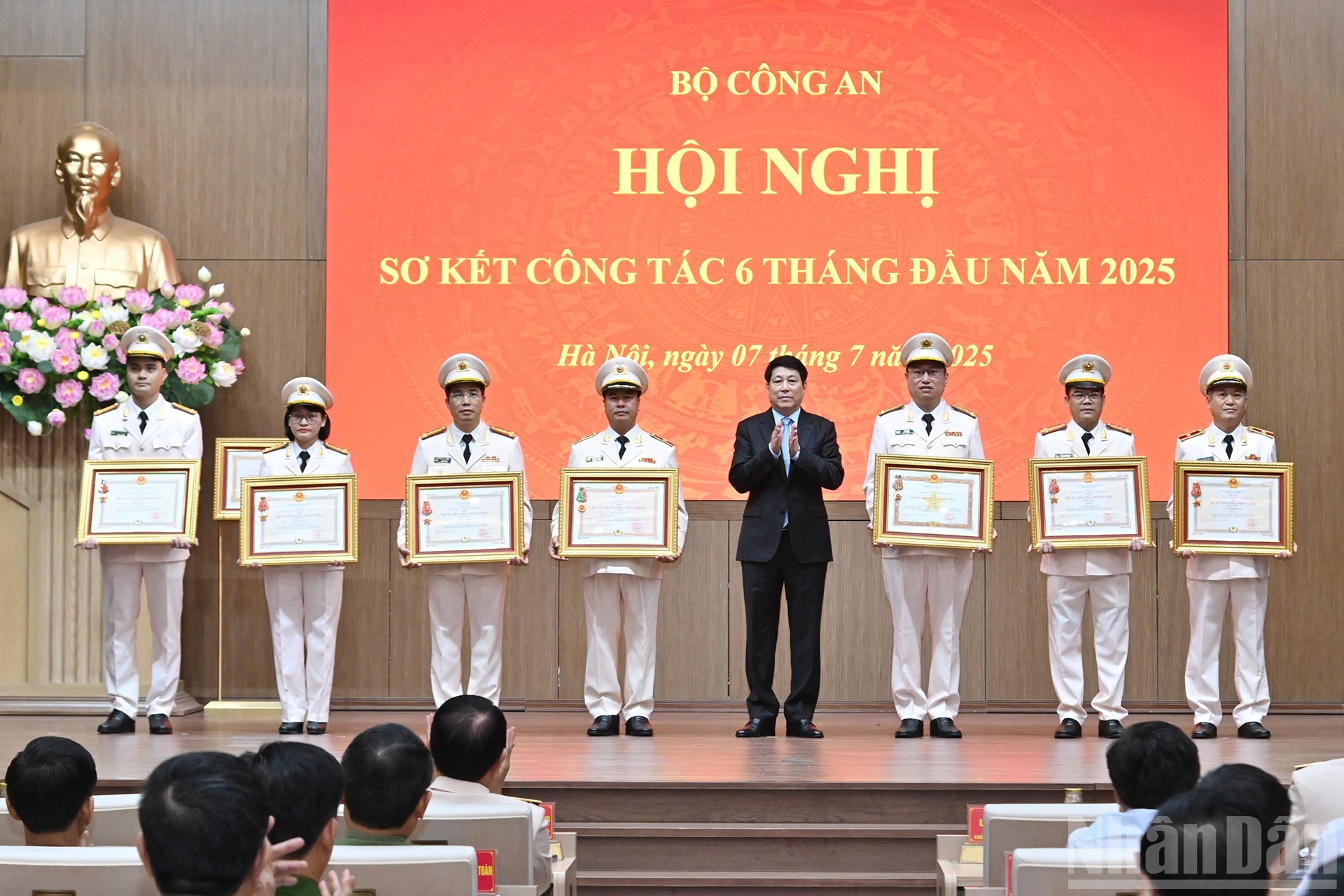 Otorgan la Orden al Mérito Militar, la Orden al Mérito en Combate y la Orden de Defensa de la Patria a los titulares del Ministerio de Seguridad Pública.