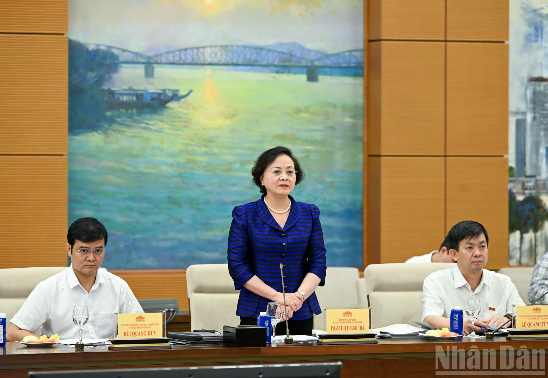 La ministra del Interior, Pham Thi Thanh Tra, habla en la reunión.