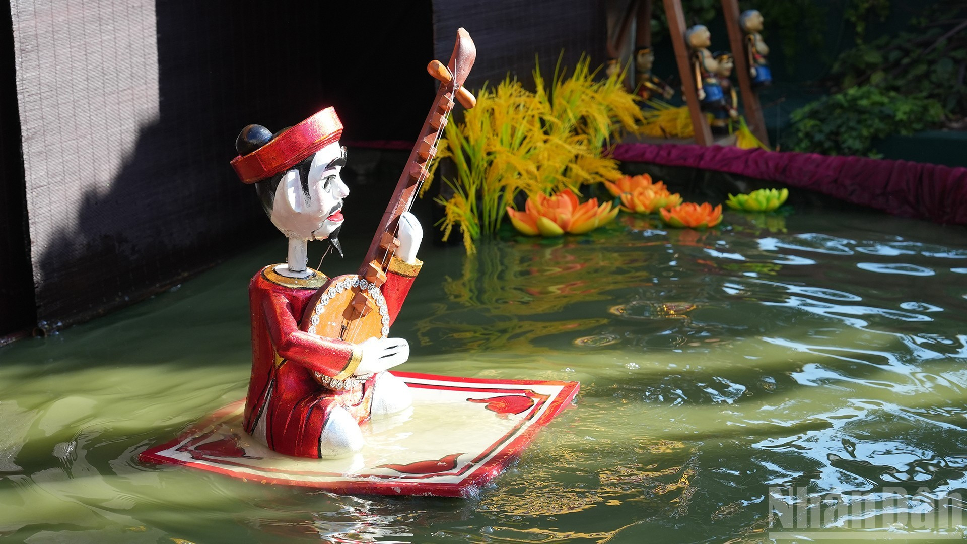 El programa es una combinación sutil entre las tradicionales marionetas de agua y los renovados títeres terrestres, que presentan al público ruso escenas típicas, alegres y vívidas de la vida rural vietnamita.