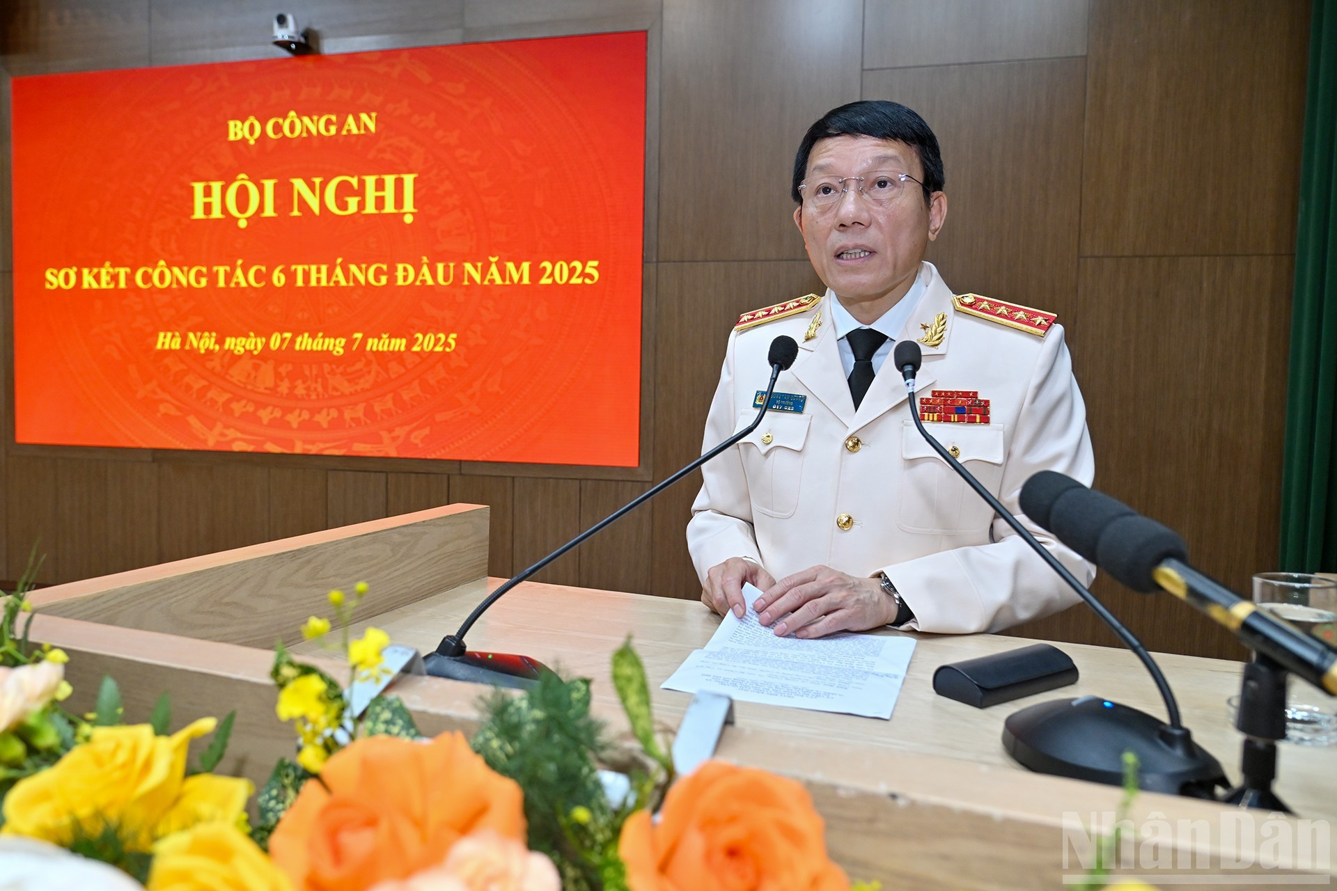 El ministro de Seguridad Pública, Luong Tam Quang, habla en la conferencia.