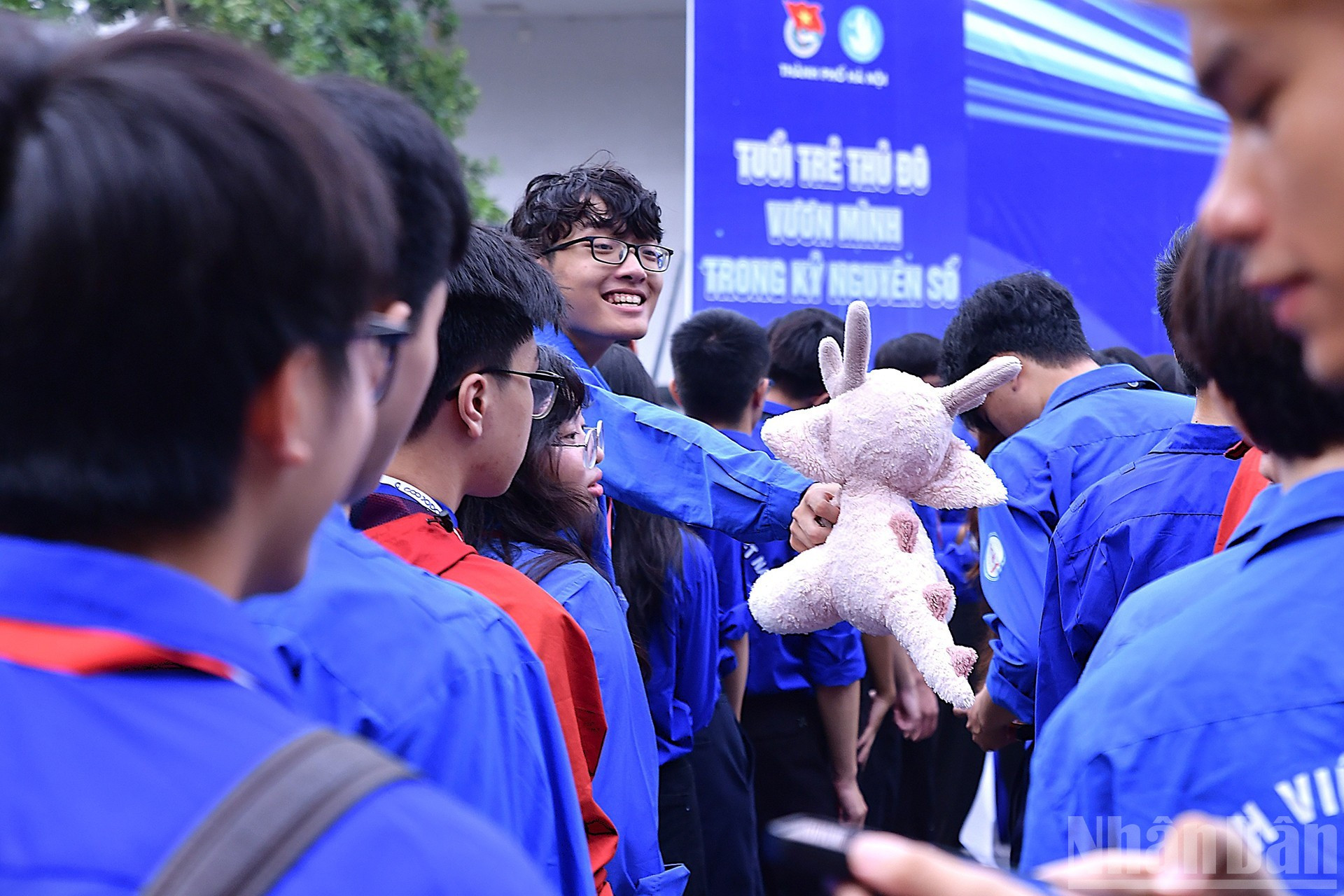 Rostros jóvenes y entusiastas antes de la partida.