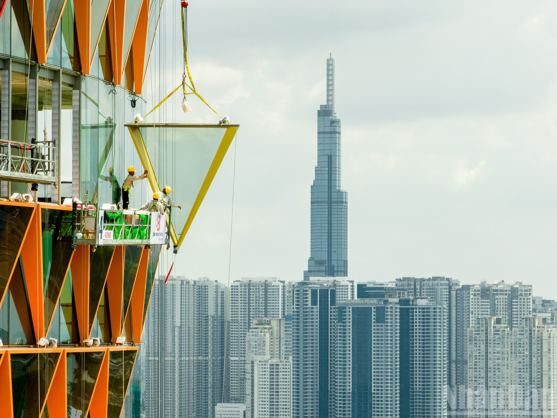 Obra: Construcción en pisos altos. Autor: Khoi Dang La imagen capta un momento impresionante de la construcción de un rascacielos. En el horizonte se puede ver un rascacielos que simboliza el desarrollo de Ciudad Ho Chi Minh. Obra: Construcción en pisos altos. Autor: Khoi Dang La imagen capta un momento impresionante de la construcción de un rascacielos. En el horizonte se puede ver un rascacielos que simboliza el desarrollo de Ciudad Ho Chi Minh.
