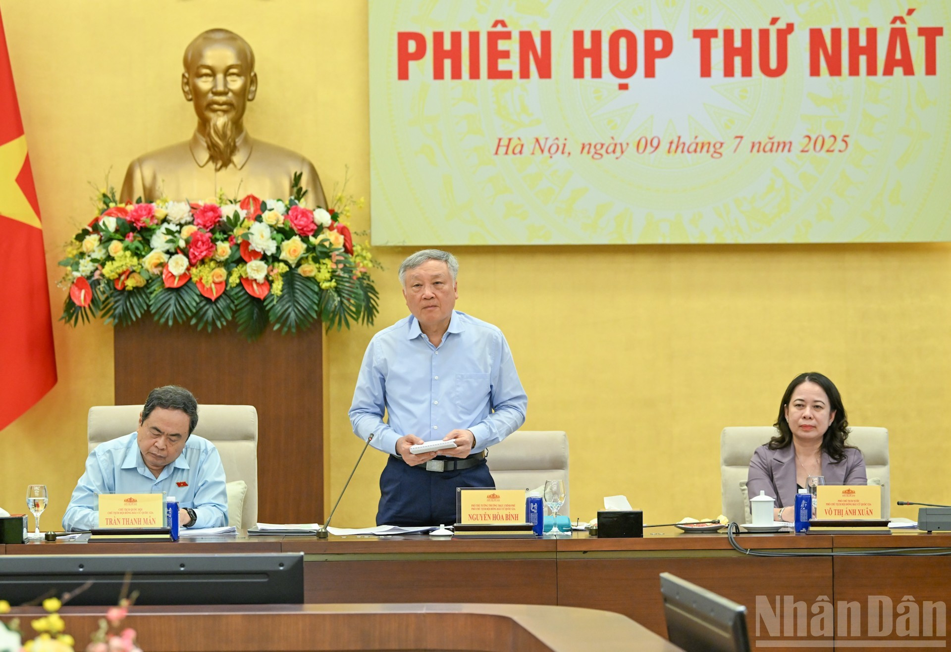 El viceprimer ministro permanente, Nguyen Hoa Binh, habla en la reunión.