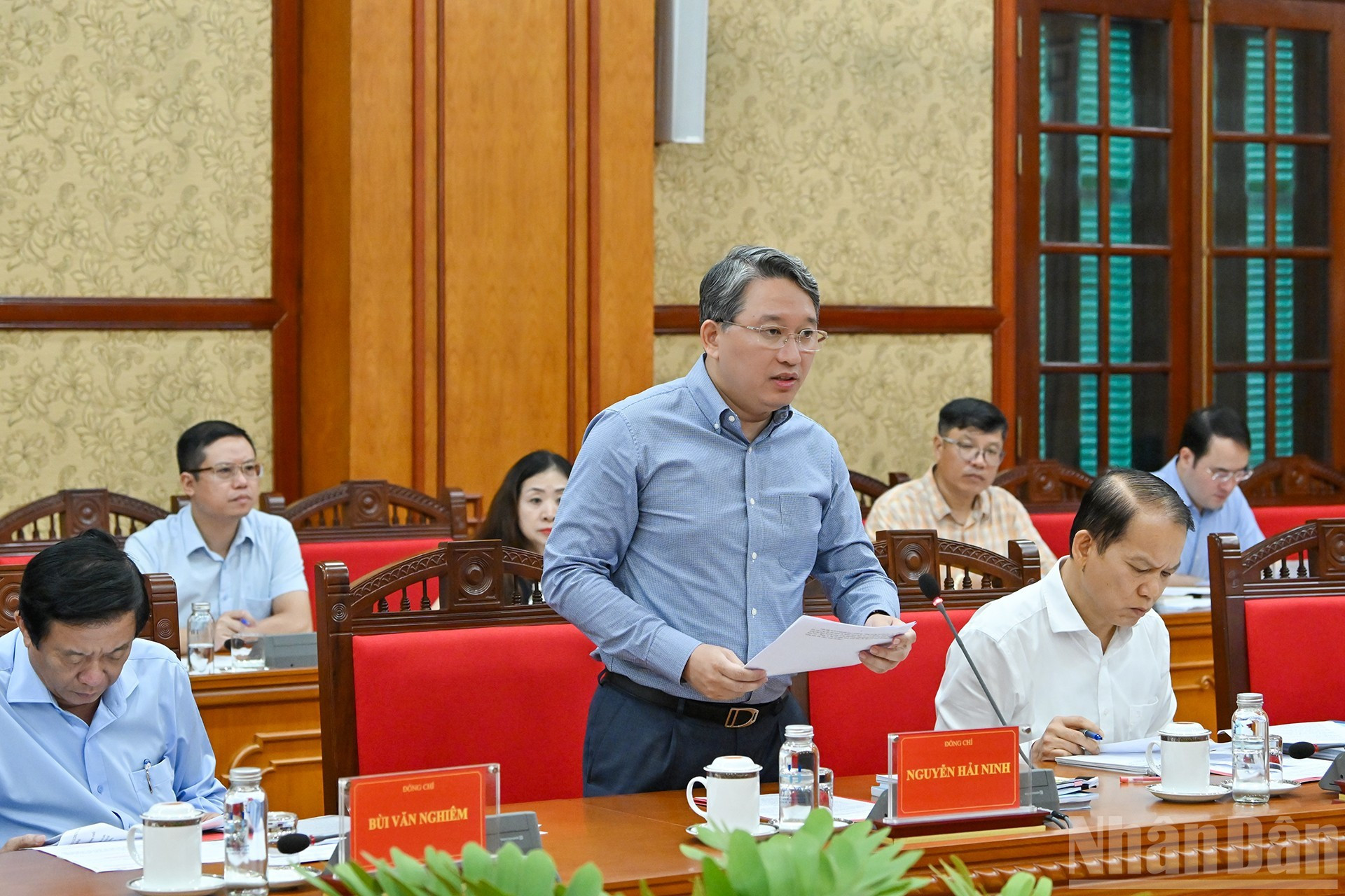 El ministro de Justicia, Nguyen Hai Ninh, habla en la reunión.