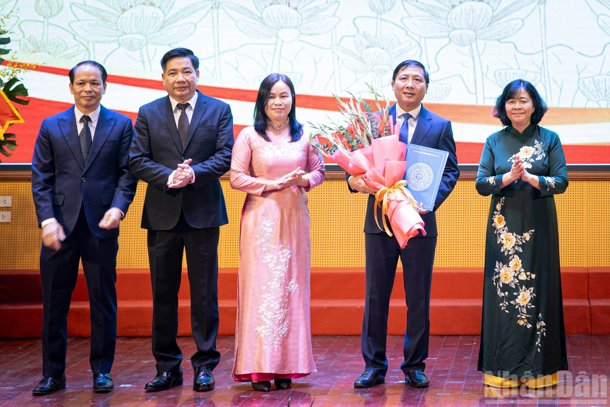 Entregan la decisión de nombrar a Nguyen Thanh Liem como secretario del Comité del Partido de la comuna de Quang Minh. Entregan la decisión de nombrar a Nguyen Thanh Liem como secretario del Comité del Partido de la comuna de Quang Minh.