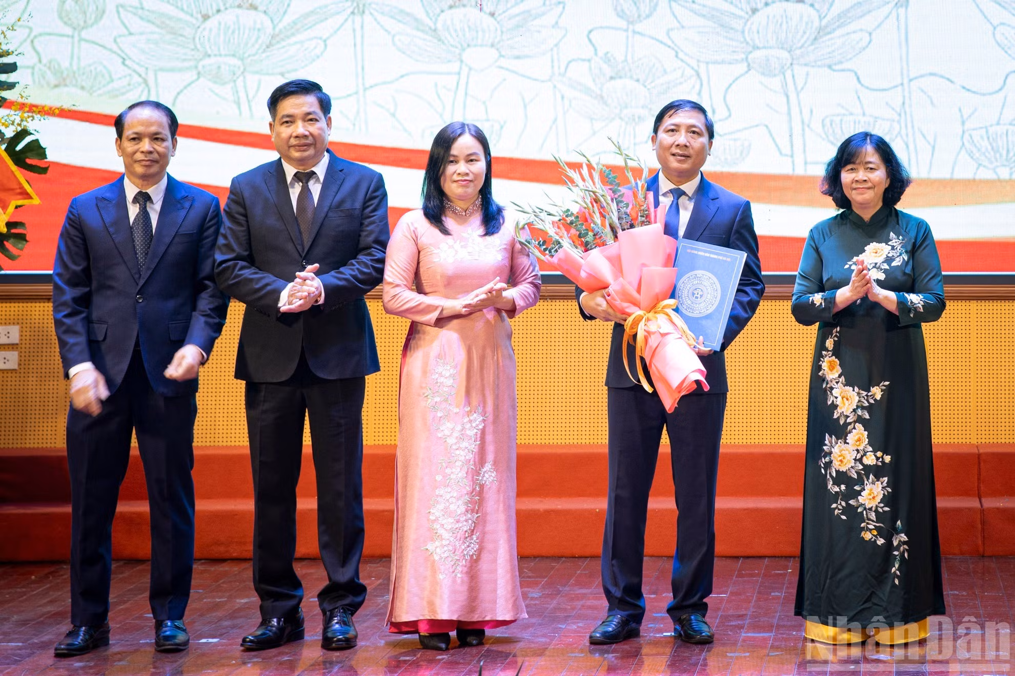 Entregan la decisión de nombrar a Nguyen Thanh Liem como secretario del Comité del Partido de la comuna de Quang Minh.