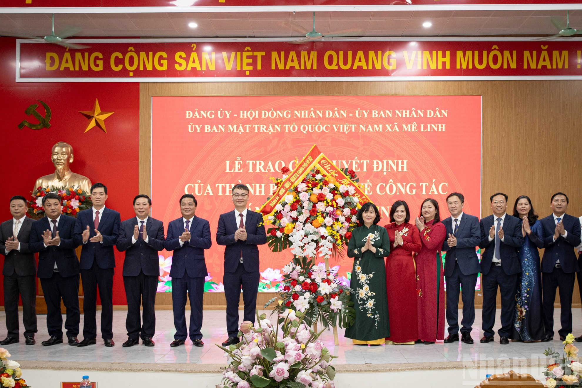 Minh Hoai con los delegados de la comuna de Me Linh. Minh Hoai con los delegados de la comuna de Me Linh.