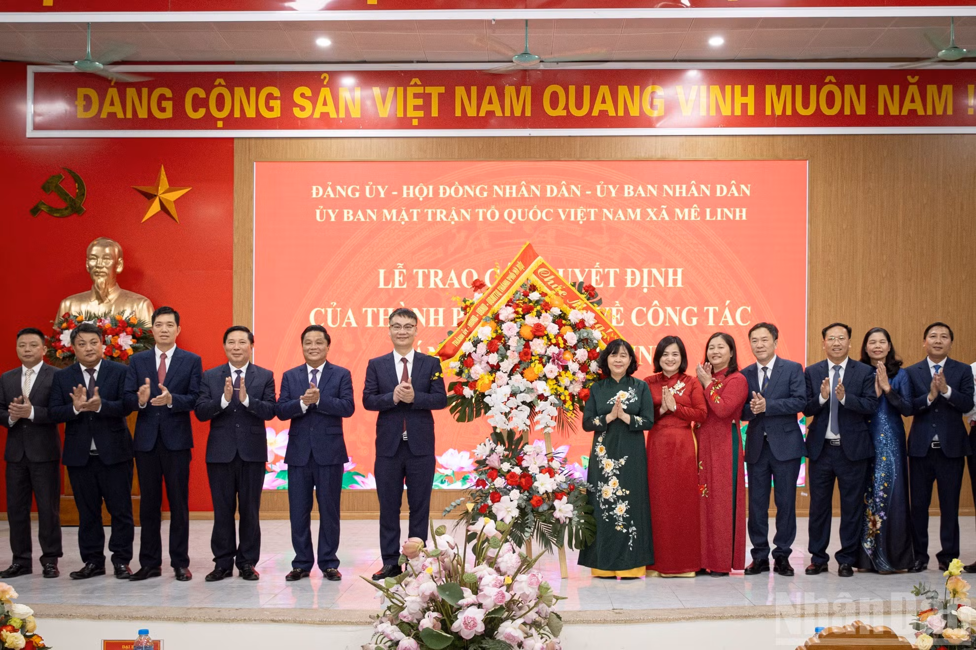 Minh Hoai con los delegados de la comuna de Me Linh.