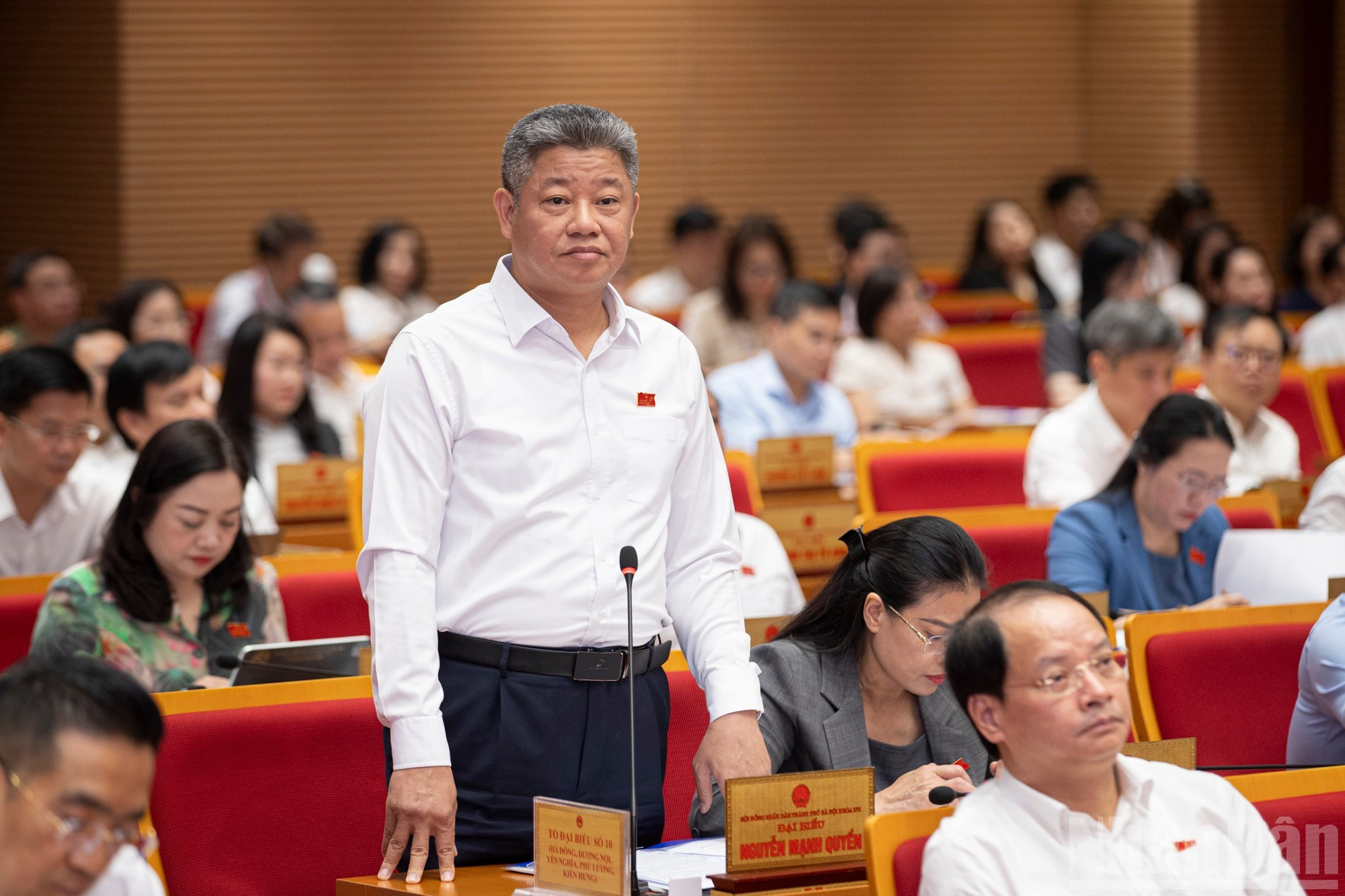El vicepresidente del Comité Popular de Hanói Nguyen Manh Quyen responde a las preguntas de los diputados.
