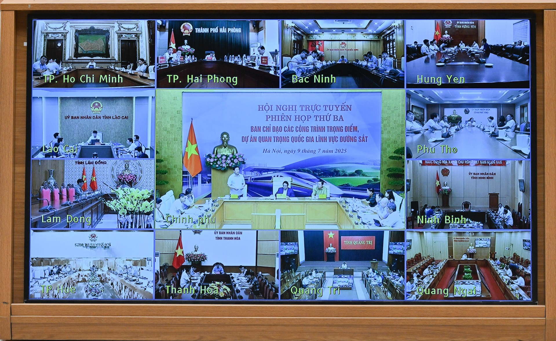 La conferencia se lleva a cabo de forma presencial en la Oficina del Gobierno y se conecta en línea con las localidades.