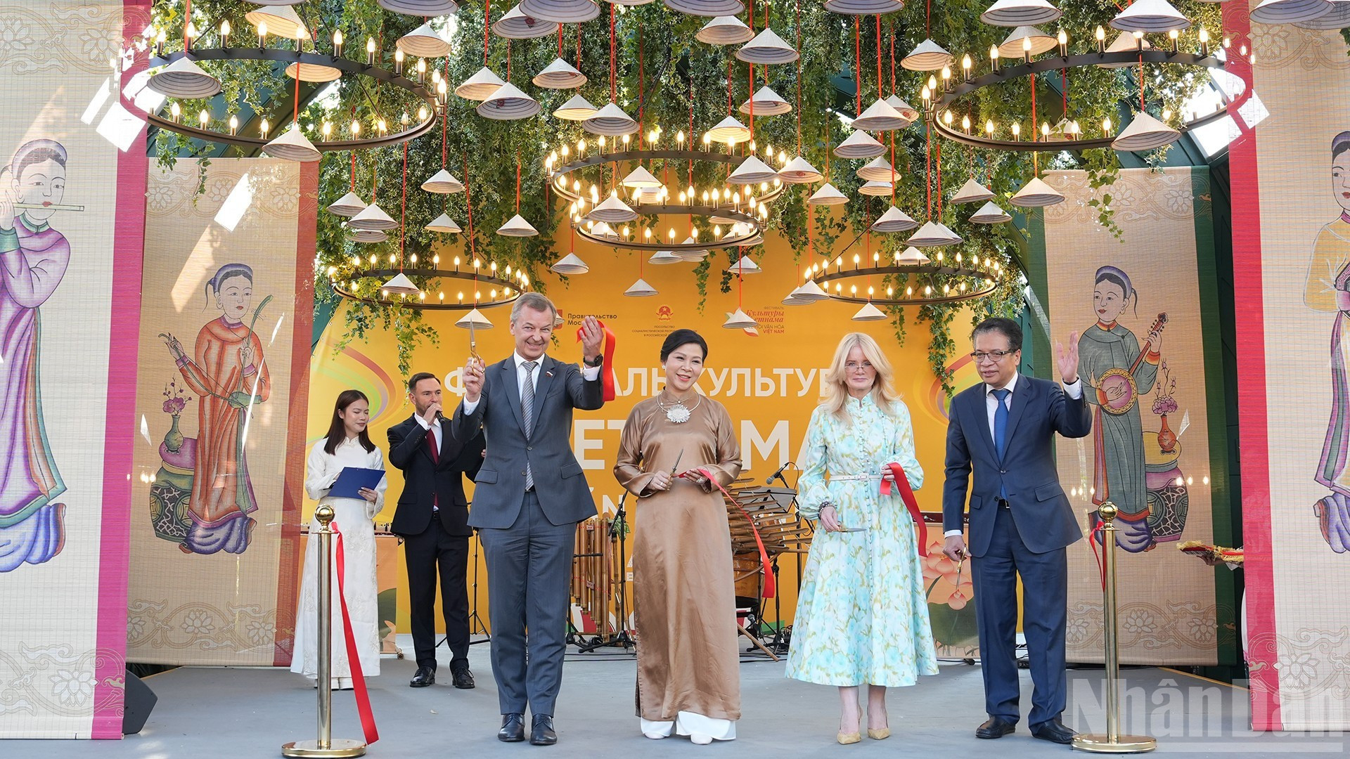 Se trata de un evento cultural y artístico especial, organizado por el Gobierno de la capital rusa en coordinación con la Embajada de Vietnam en Rusia, que forma parte de la serie de eventos "Verano en Moscú" y se celebra con motivo del 75º aniversario de las relaciones diplomáticas entre ambos países.