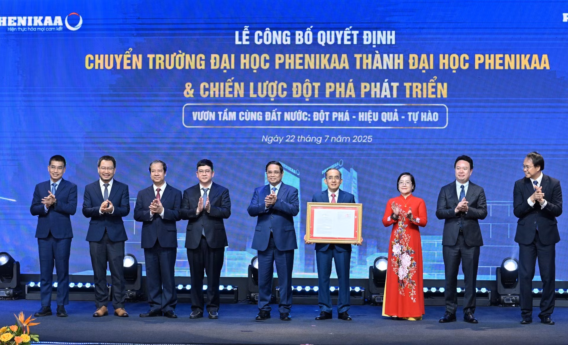 El primer ministro de Vietnam, Pham Minh Chinh, entrega la Decisión a la Universidad Phenikaa.