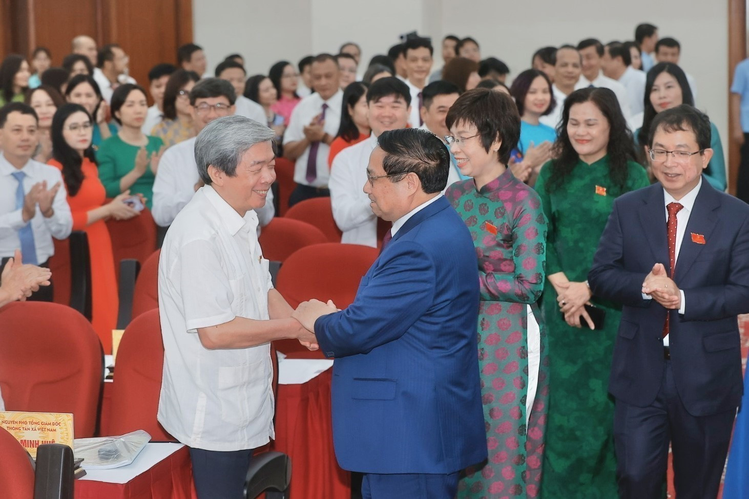 El jefe de Gobierno con los delegados en el acto.