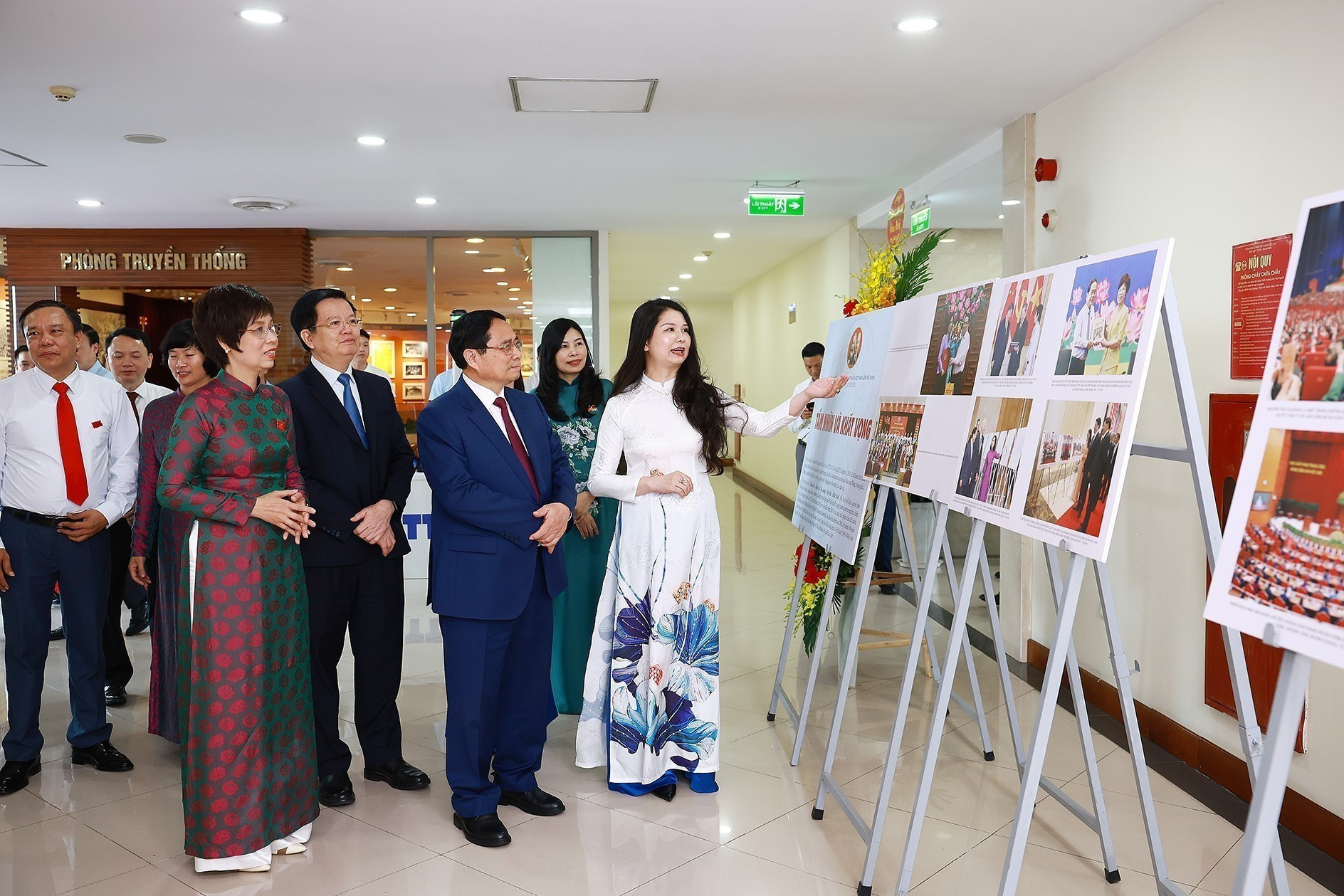 Minh Chinh visita la exposición fotográfica del Comité del Partido de la VNA.