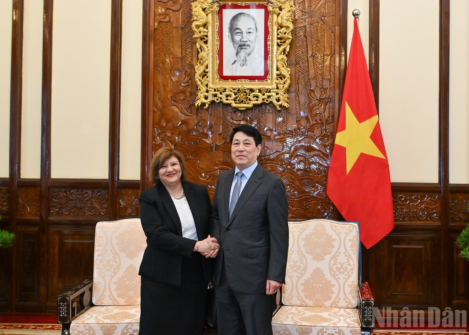 El presidente de Vietnam, Luong Cuong, y la embajadora de Egipto en Hanói, Amal Abdel Kader Elmorsi Salama.