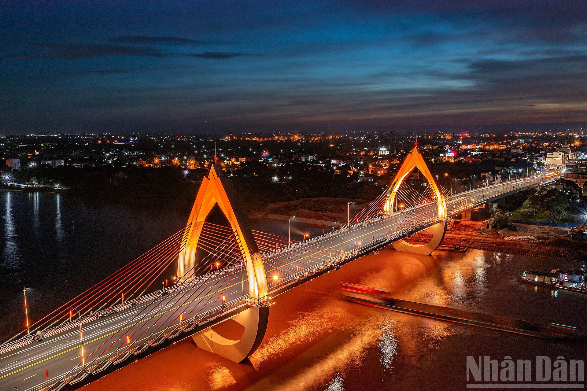 Obra: El puente brillante Thien Truong Autor: Vu Thanh Nam Obra: El puente brillante Thien Truong Autor: Vu Thanh Nam