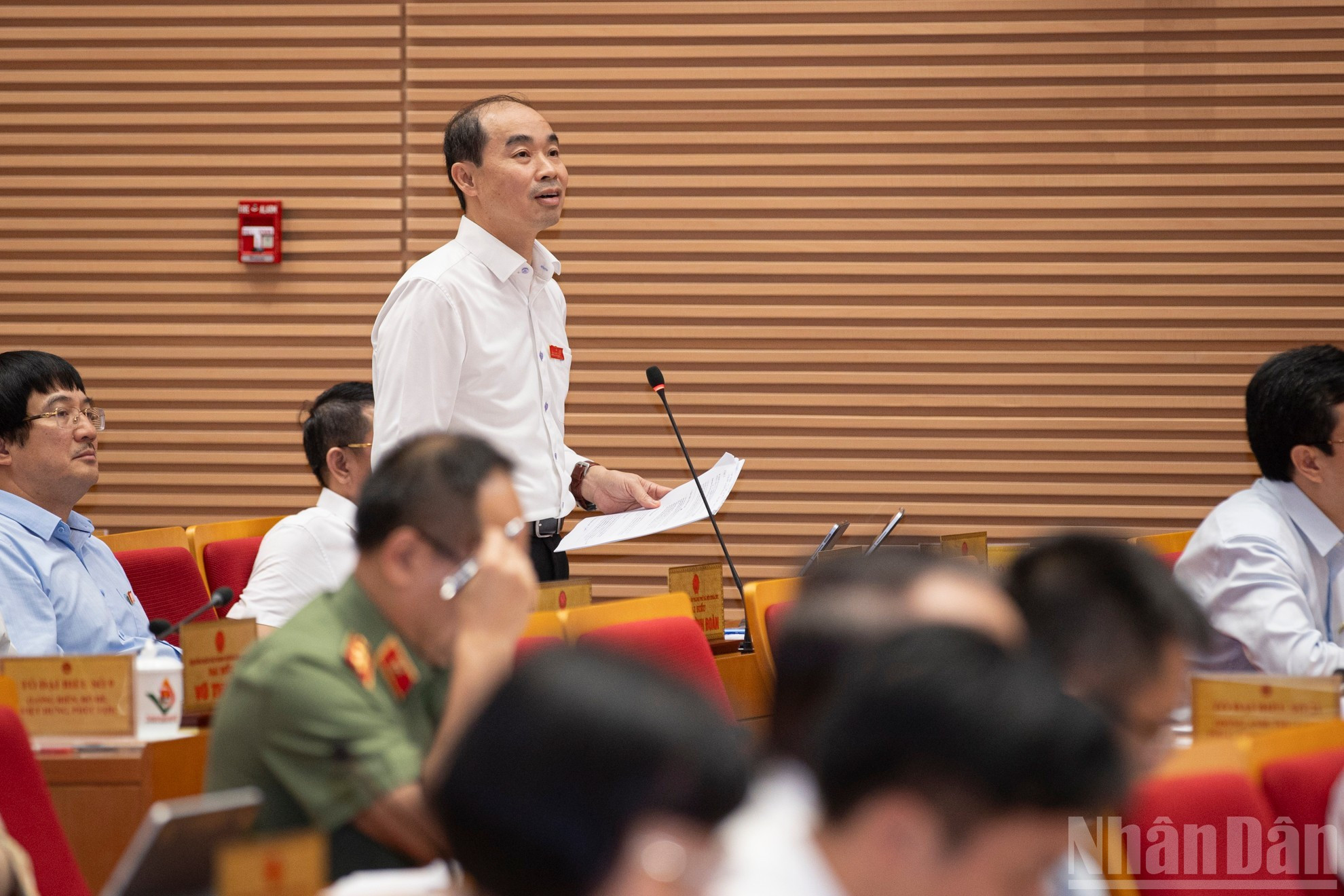 El subdirector encargado del Servicio de Salud Pública de Hanói, Nguyen Dinh Hung, habla en la cita.