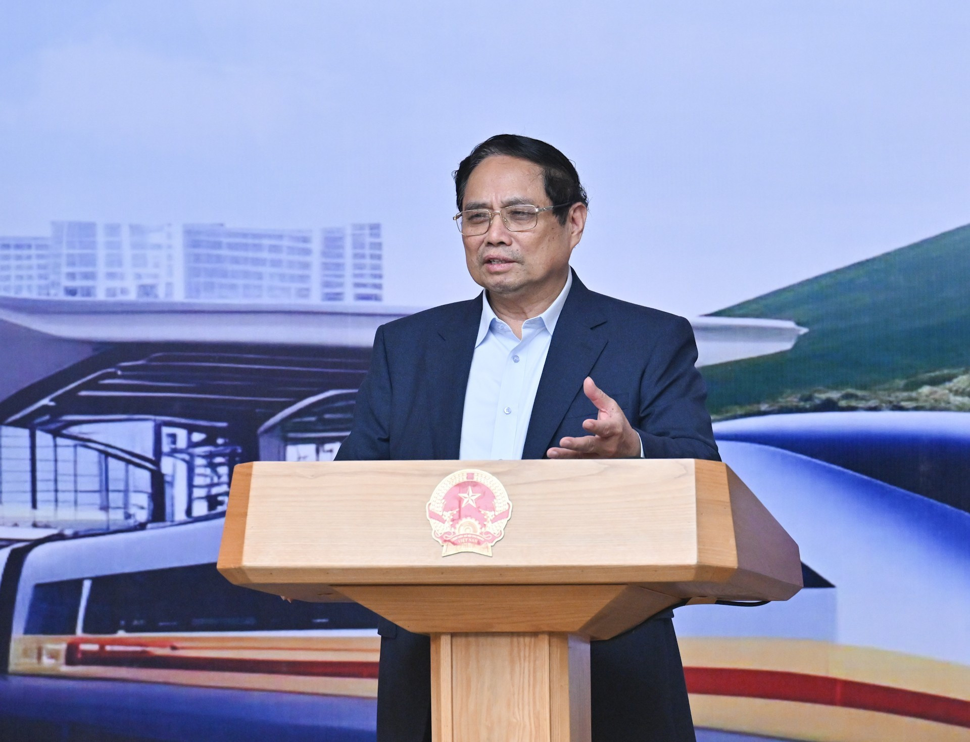 Minh Chinh habla en la cita.