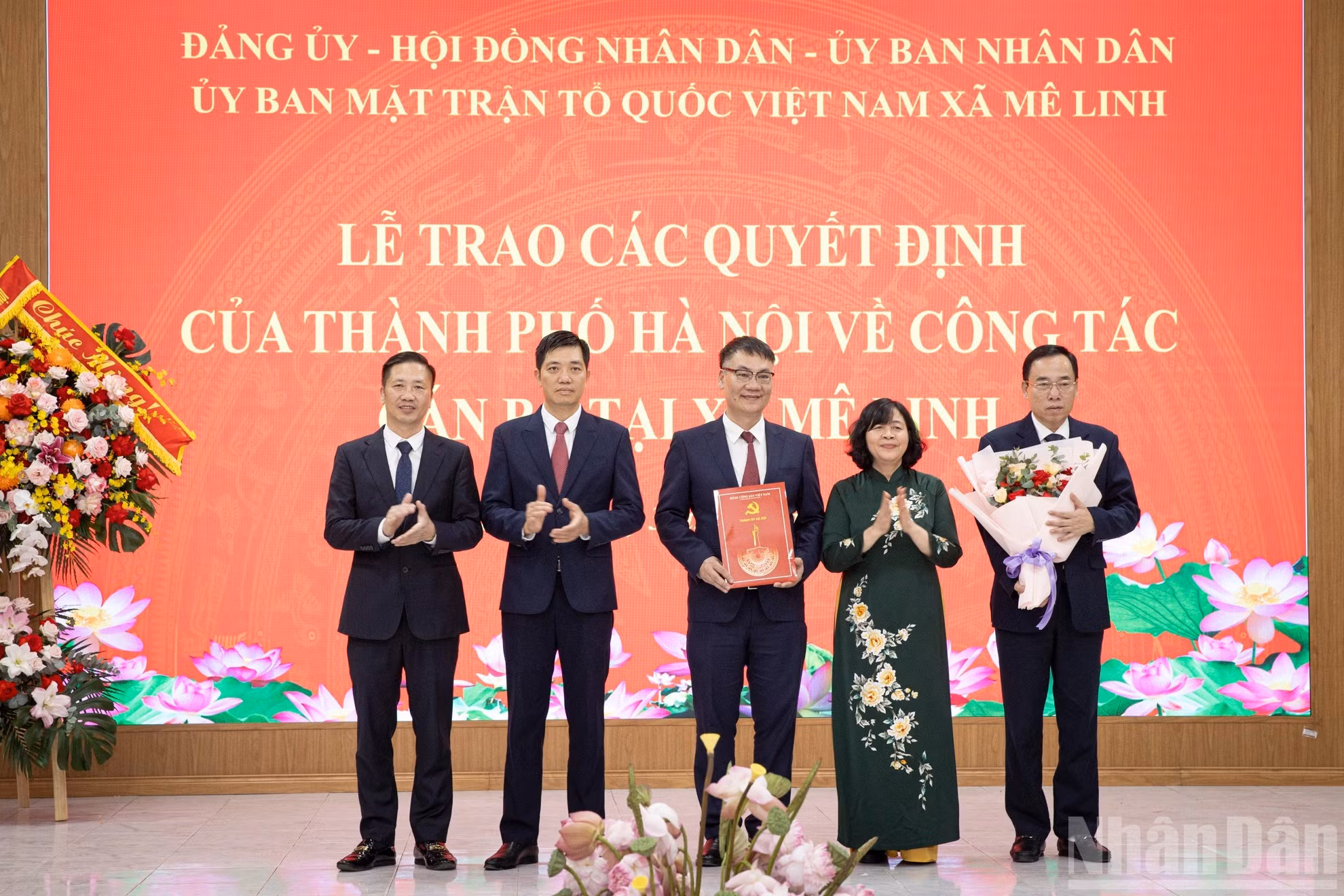 Minh Hoai entrega flores para felicitar a los compañeros que asumen nuevos cargos.