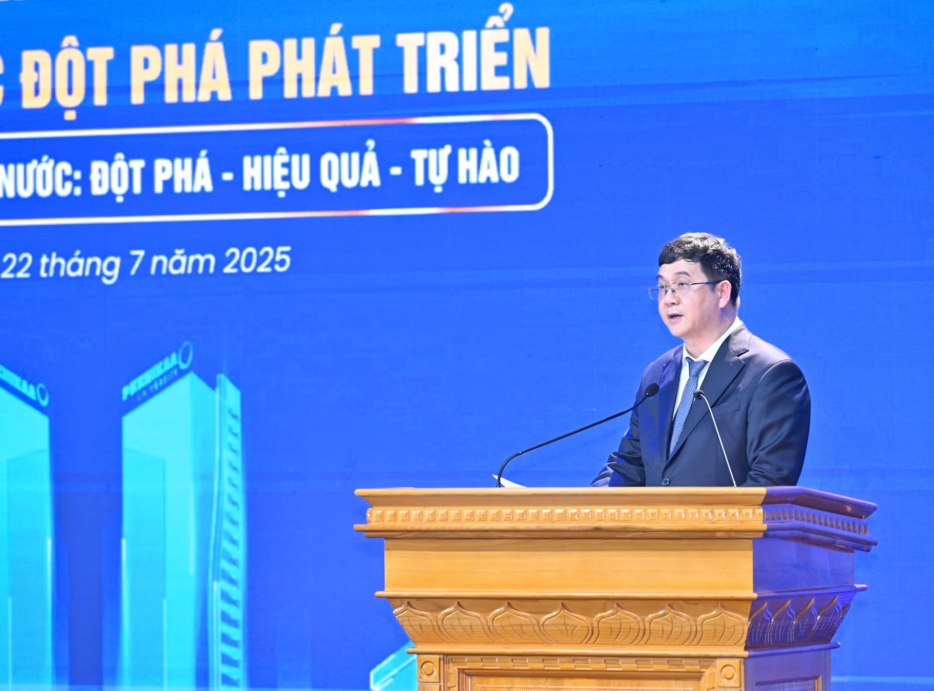 Pham Thanh Huy, rector de la Universidad Phenikaa, habla en el acto.