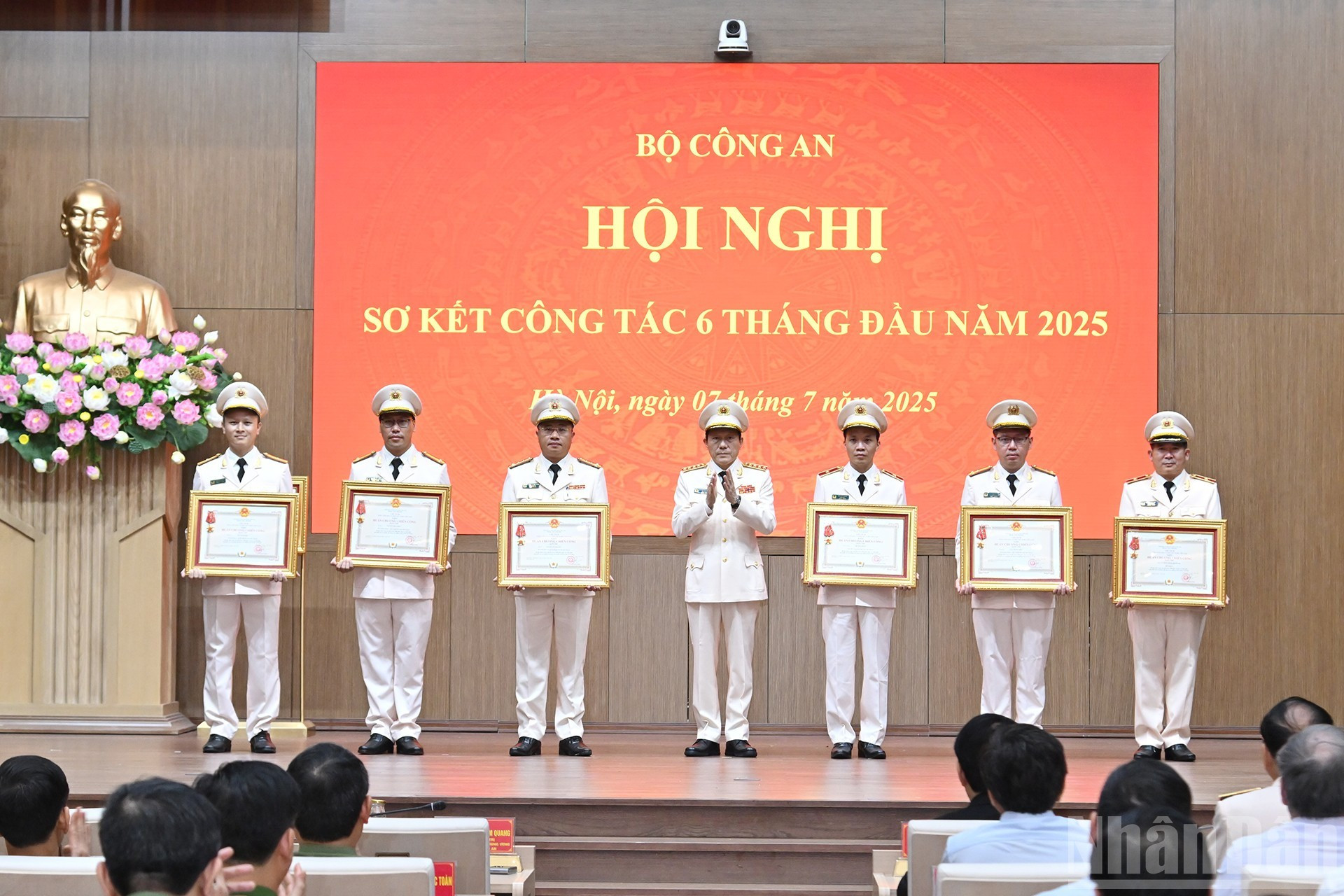 El ministro de Seguridad Pública, Luong Tam Quang, entrega distinciones a individuos y colectivos.