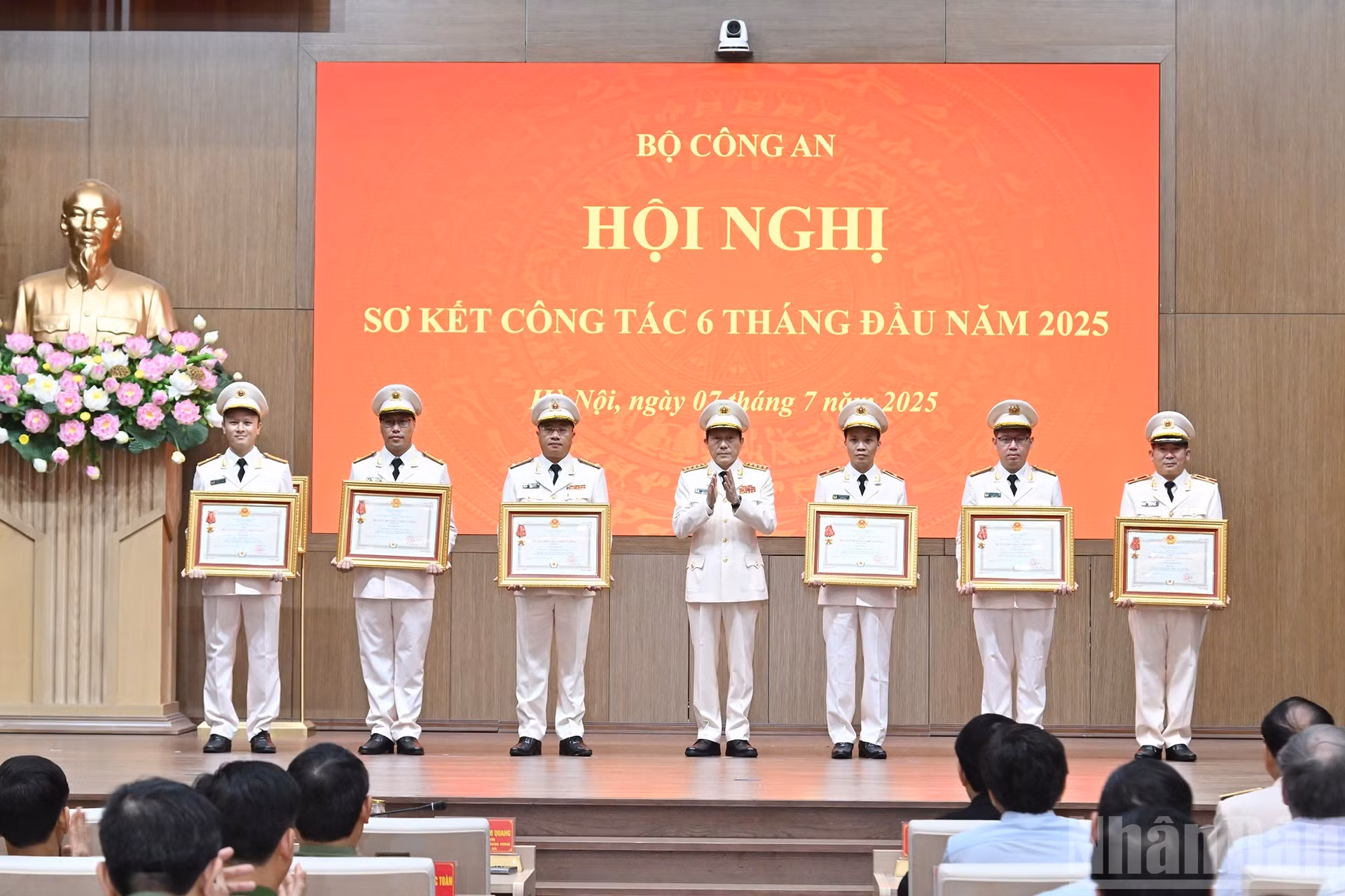 El ministro de Seguridad Pública, Luong Tam Quang, entrega distinciones a individuos y colectivos.