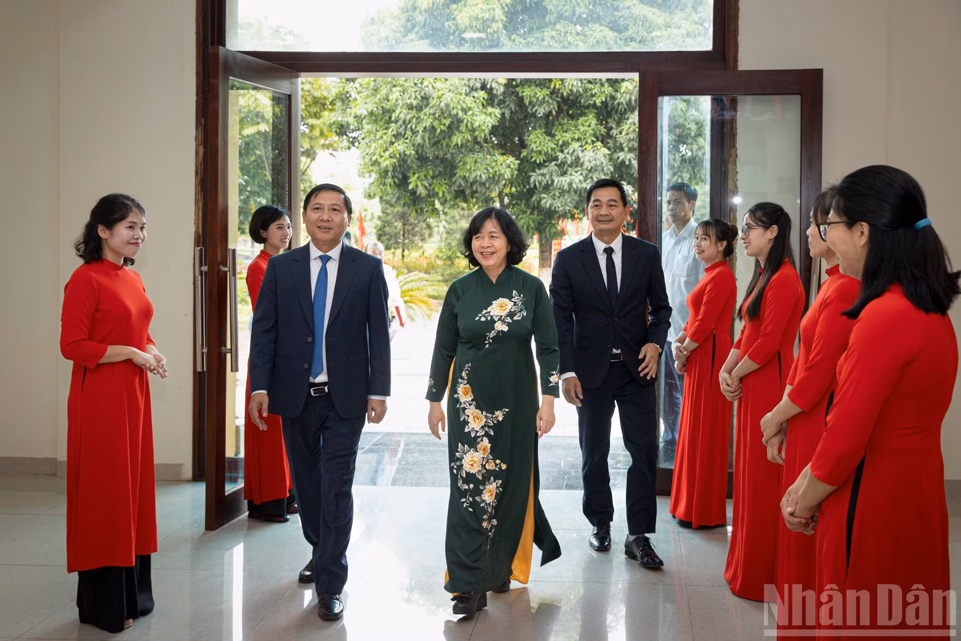 El secretaria del Comité del Partido en Hanói, Bui Thi Minh Hoai, llega al acto.