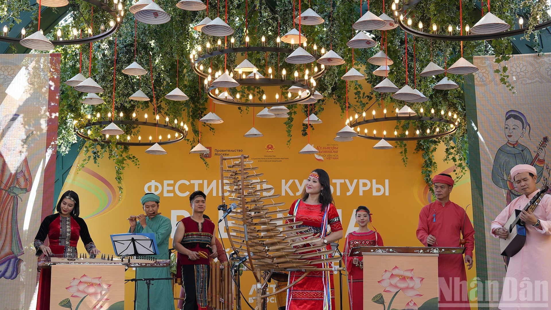 Con un millón de visitantes al mes en esta zona, el festival es una oportunidad para que los rusos, especialmente los jóvenes, conozcan y disfruten de la belleza cultural de Vietnam.