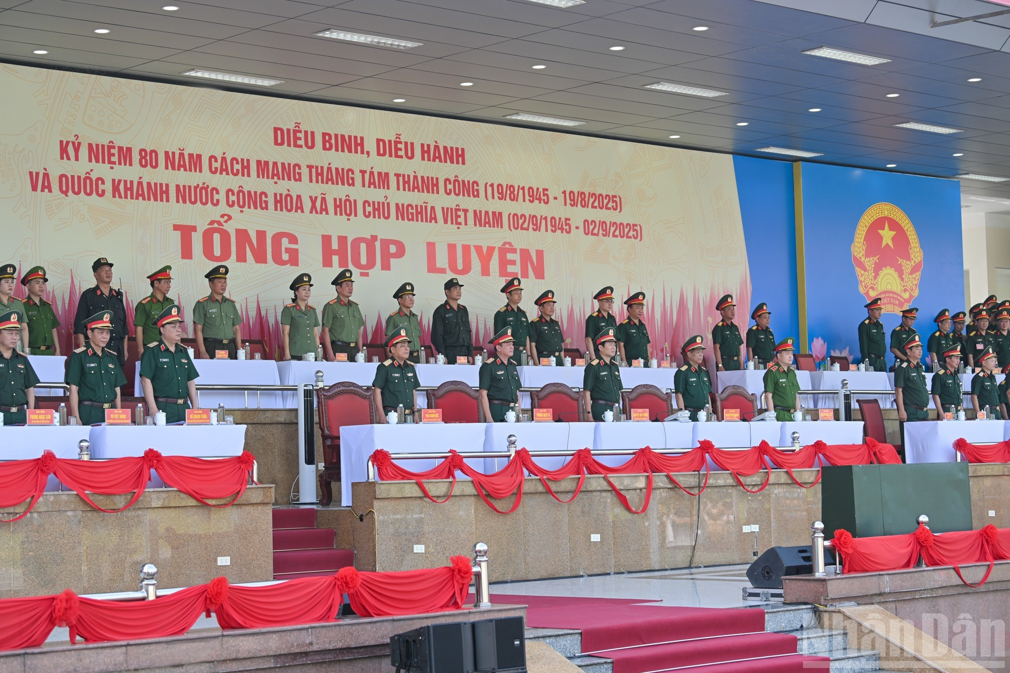 El general Nguyen Tan Cuong, miembro del Comité Central del Partido, miembro permanente de la Comisión Militar Central, jefe del Estado Mayor General del Ejército Popular de Vietnam y viceministro de Defensa, inspecciona el ensayo. El general Nguyen Tan Cuong, miembro del Comité Central del Partido, miembro permanente de la Comisión Militar Central, jefe del Estado Mayor General del Ejército Popular de Vietnam y viceministro de Defensa, inspecciona el ensayo.
