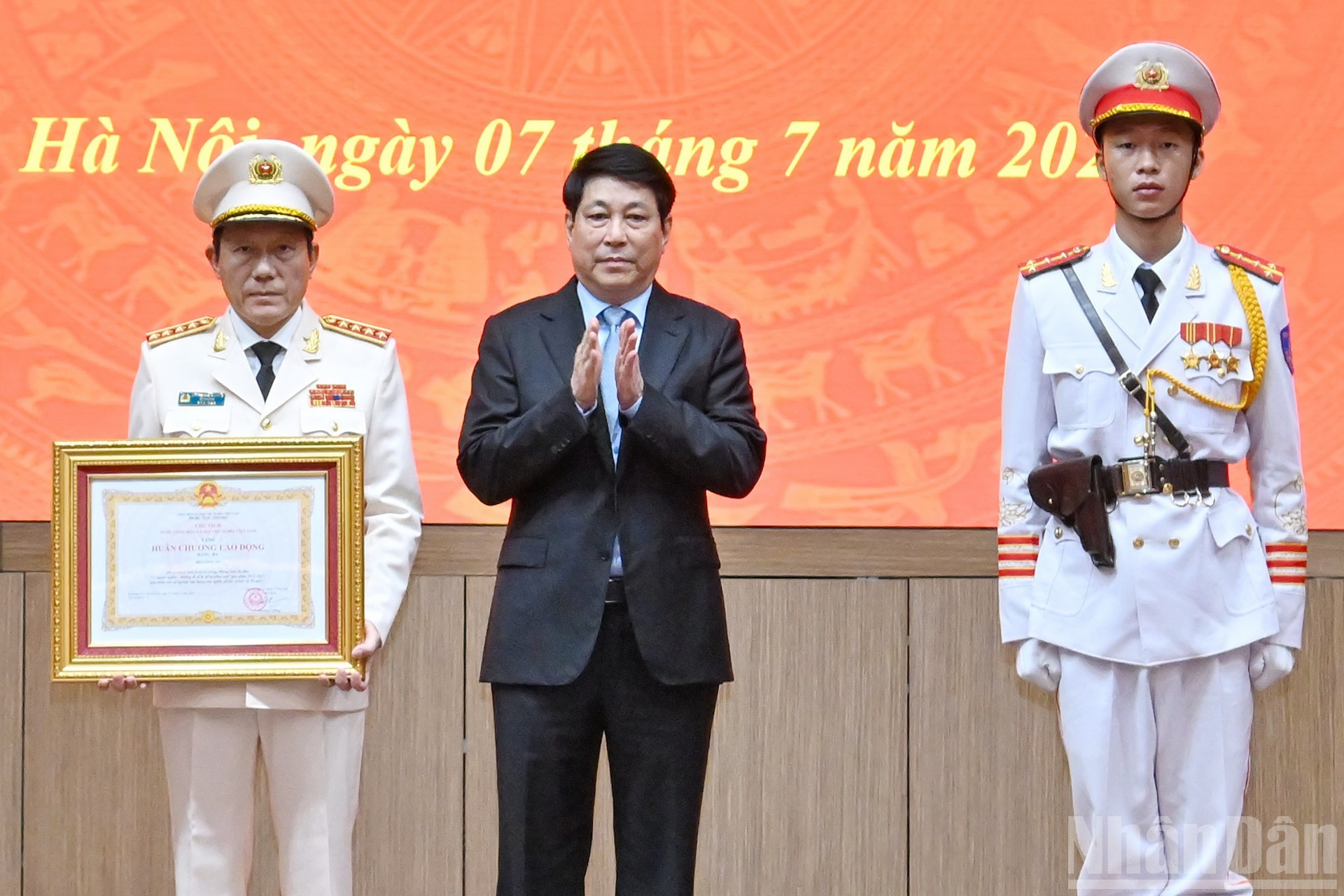 El presidente Luong Cuong otorga la Orden del Trabajo de tercera clase al Ministerio de Seguridad Pública.